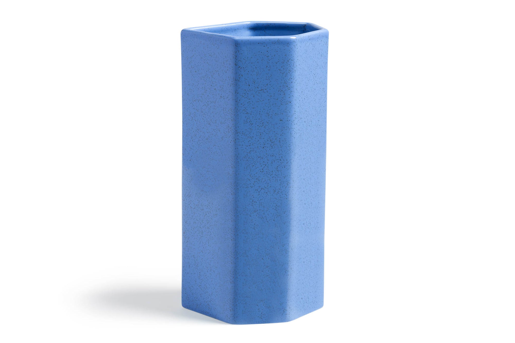 オランダ・アムステルダム発のインテリアブランド&Klevering（アンド・クレベリング）は、1992年の創業以来、「デザインを最優先に」という理念のもと、カラフルで個性的なホームアクセサリーを展開しています。アムステルダムらしいオリジナリティを大切にし、どんな空間にも調和しながらも印象的な存在感を放つデザインが魅力です。&Kleveringのアイテムは、自宅用としてはもちろん、贈り物にも最適です。コレクションはすべてチームで丁寧に作り上げられ、現代アートやヴィンテージスタイルからインスピレーションを受けたユニークでタイムレスなデザインを追求しています。また、「Buro Berger」というブランド名でも著名なアーティストとのコラボレーションを行い、革新性と伝統を両立しながら、常に新しい驚きを届けています。