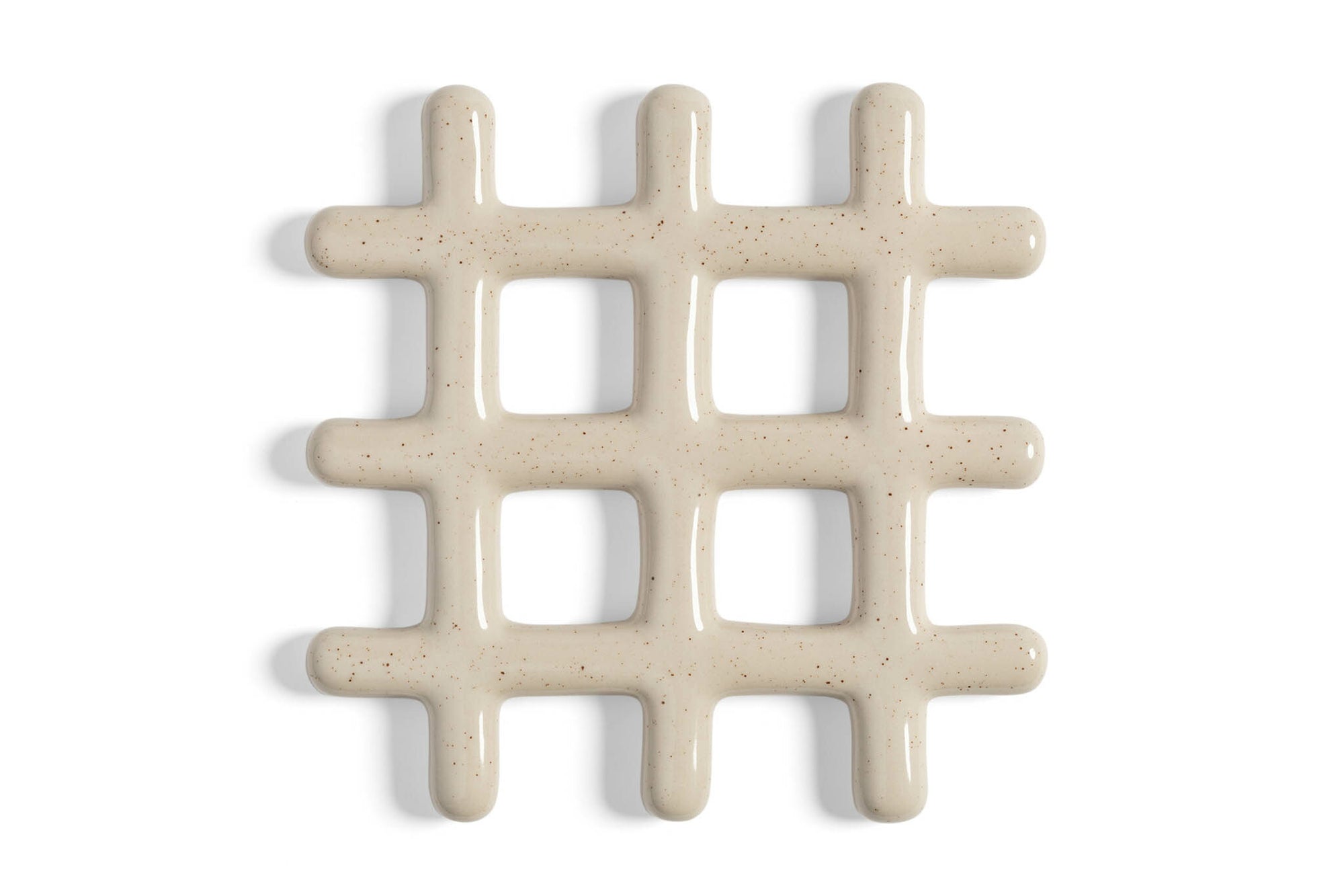 オランダ・アムステルダム発のインテリアブランド&Klevering（アンド・クレベリング）は、1992年の創業以来、「デザインを最優先に」という理念のもと、カラフルで個性的なホームアクセサリーを展開しています。アムステルダムらしいオリジナリティを大切にし、どんな空間にも調和しながらも印象的な存在感を放つデザインが魅力です。&Kleveringのアイテムは、自宅用としてはもちろん、贈り物にも最適です。コレクションはすべてチームで丁寧に作り上げられ、現代アートやヴィンテージスタイルからインスピレーションを受けたユニークでタイムレスなデザインを追求しています。また、「Buro Berger」というブランド名でも著名なアーティストとのコラボレーションを行い、革新性と伝統を両立しながら、常に新しい驚きを届けています。