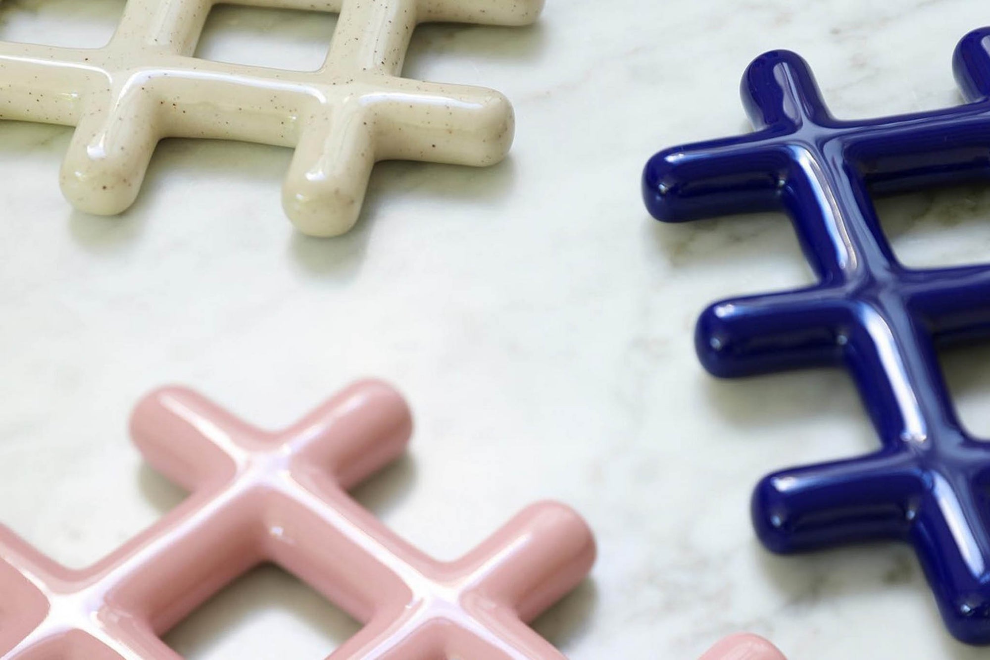 オランダ・アムステルダム発のインテリアブランド&Klevering（アンド・クレベリング）は、1992年の創業以来、「デザインを最優先に」という理念のもと、カラフルで個性的なホームアクセサリーを展開しています。アムステルダムらしいオリジナリティを大切にし、どんな空間にも調和しながらも印象的な存在感を放つデザインが魅力です。&Kleveringのアイテムは、自宅用としてはもちろん、贈り物にも最適です。コレクションはすべてチームで丁寧に作り上げられ、現代アートやヴィンテージスタイルからインスピレーションを受けたユニークでタイムレスなデザインを追求しています。また、「Buro Berger」というブランド名でも著名なアーティストとのコラボレーションを行い、革新性と伝統を両立しながら、常に新しい驚きを届けています。