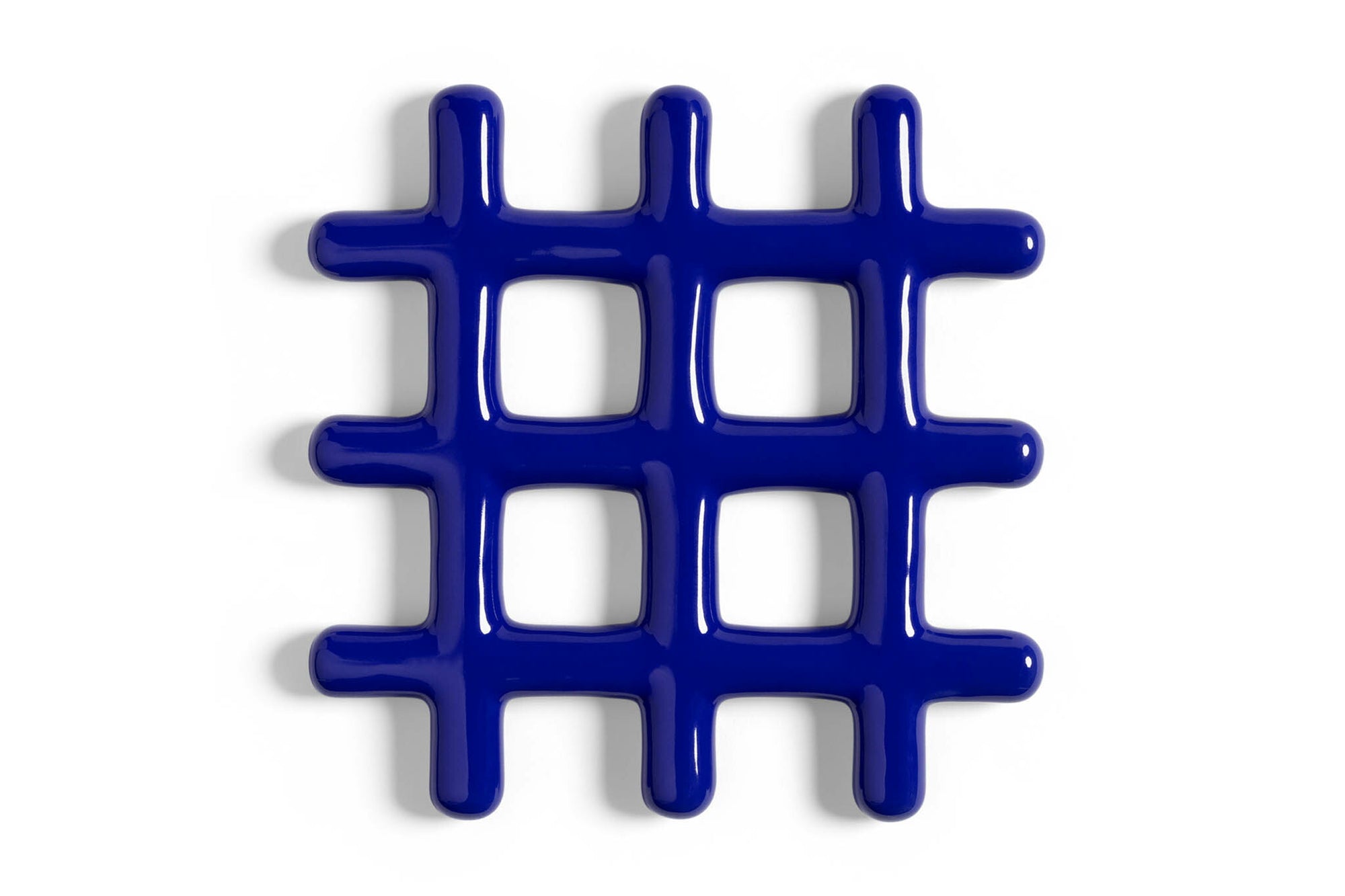 オランダ・アムステルダム発のインテリアブランド&Klevering（アンド・クレベリング）は、1992年の創業以来、「デザインを最優先に」という理念のもと、カラフルで個性的なホームアクセサリーを展開しています。アムステルダムらしいオリジナリティを大切にし、どんな空間にも調和しながらも印象的な存在感を放つデザインが魅力です。&Kleveringのアイテムは、自宅用としてはもちろん、贈り物にも最適です。コレクションはすべてチームで丁寧に作り上げられ、現代アートやヴィンテージスタイルからインスピレーションを受けたユニークでタイムレスなデザインを追求しています。また、「Buro Berger」というブランド名でも著名なアーティストとのコラボレーションを行い、革新性と伝統を両立しながら、常に新しい驚きを届けています。