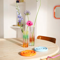 オランダ・アムステルダム発のインテリアブランド&Klevering（アンド・クレベリング）は、1992年の創業以来、「デザインを最優先に」という理念のもと、カラフルで個性的なホームアクセサリーを展開しています。アムステルダムらしいオリジナリティを大切にし、どんな空間にも調和しながらも印象的な存在感を放つデザインが魅力です。&Kleveringのアイテムは、自宅用としてはもちろん、贈り物にも最適です。コレクションはすべてチームで丁寧に作り上げられ、現代アートやヴィンテージスタイルからインスピレーションを受けたユニークでタイムレスなデザインを追求しています。また、「Buro Berger」というブランド名でも著名なアーティストとのコラボレーションを行い、革新性と伝統を両立しながら、常に新しい驚きを届けています。