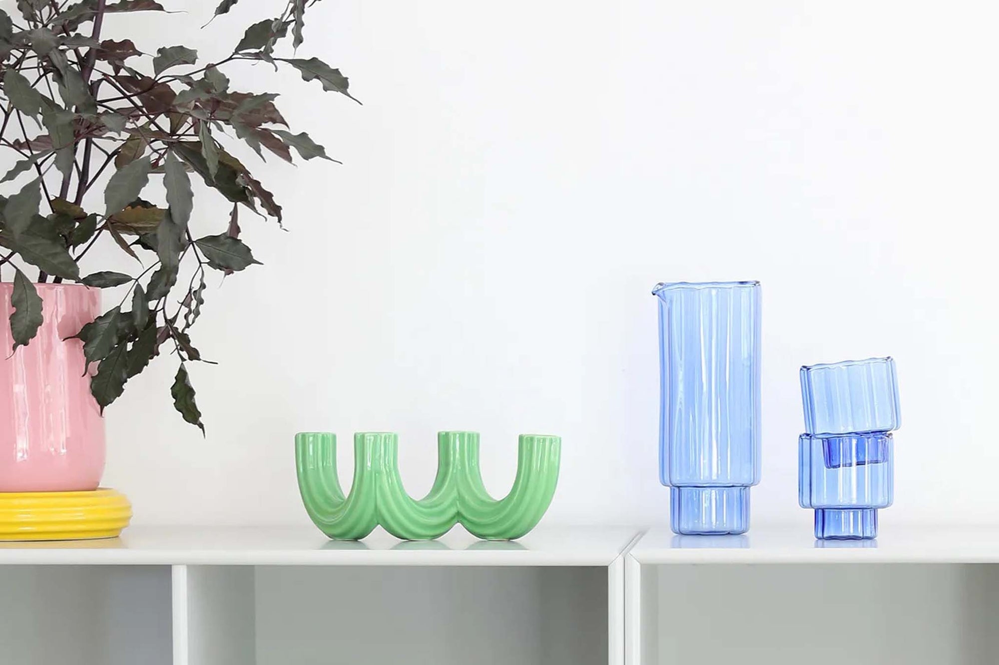 オランダ・アムステルダム発のインテリアブランド&Klevering（アンド・クレベリング）は、1992年の創業以来、「デザインを最優先に」という理念のもと、カラフルで個性的なホームアクセサリーを展開しています。アムステルダムらしいオリジナリティを大切にし、どんな空間にも調和しながらも印象的な存在感を放つデザインが魅力です。&Kleveringのアイテムは、自宅用としてはもちろん、贈り物にも最適です。コレクションはすべてチームで丁寧に作り上げられ、現代アートやヴィンテージスタイルからインスピレーションを受けたユニークでタイムレスなデザインを追求しています。また、「Buro Berger」というブランド名でも著名なアーティストとのコラボレーションを行い、革新性と伝統を両立しながら、常に新しい驚きを届けています。