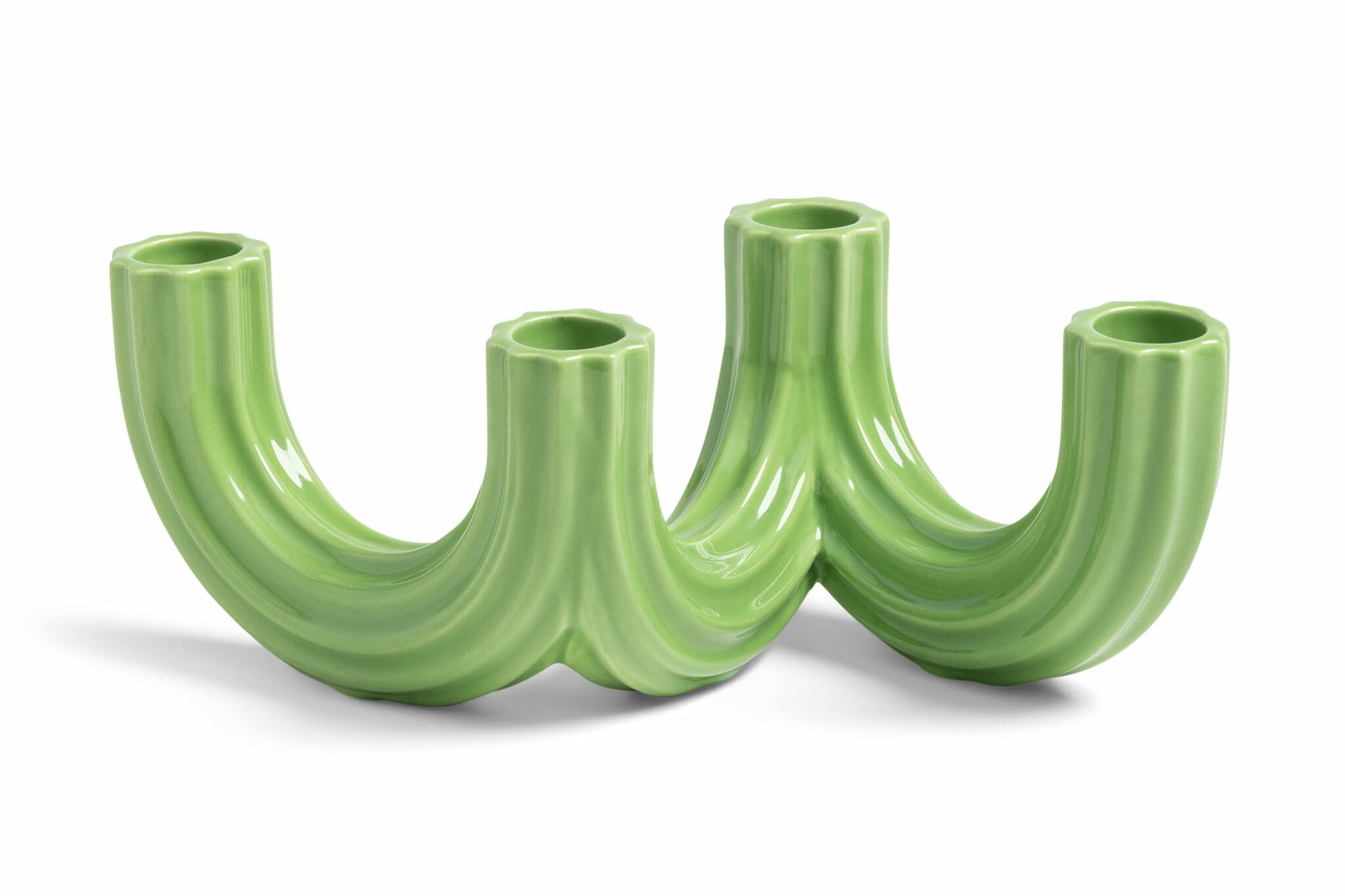 オランダ・アムステルダム発のインテリアブランド&Klevering（アンド・クレベリング）は、1992年の創業以来、「デザインを最優先に」という理念のもと、カラフルで個性的なホームアクセサリーを展開しています。アムステルダムらしいオリジナリティを大切にし、どんな空間にも調和しながらも印象的な存在感を放つデザインが魅力です。&Kleveringのアイテムは、自宅用としてはもちろん、贈り物にも最適です。コレクションはすべてチームで丁寧に作り上げられ、現代アートやヴィンテージスタイルからインスピレーションを受けたユニークでタイムレスなデザインを追求しています。また、「Buro Berger」というブランド名でも著名なアーティストとのコラボレーションを行い、革新性と伝統を両立しながら、常に新しい驚きを届けています。