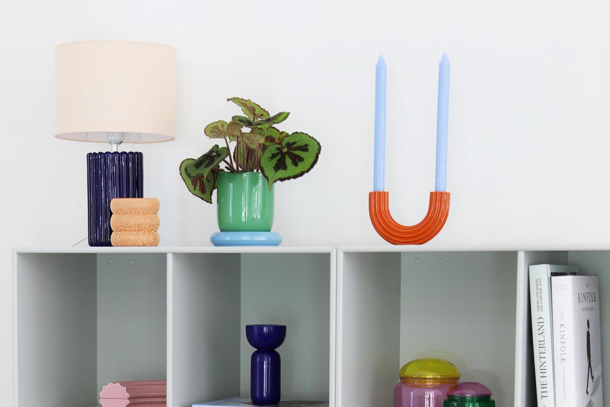 オランダ・アムステルダム発のインテリアブランド&Klevering（アンド・クレベリング）は、1992年の創業以来、「デザインを最優先に」という理念のもと、カラフルで個性的なホームアクセサリーを展開しています。アムステルダムらしいオリジナリティを大切にし、どんな空間にも調和しながらも印象的な存在感を放つデザインが魅力です。&Kleveringのアイテムは、自宅用としてはもちろん、贈り物にも最適です。コレクションはすべてチームで丁寧に作り上げられ、現代アートやヴィンテージスタイルからインスピレーションを受けたユニークでタイムレスなデザインを追求しています。また、「Buro Berger」というブランド名でも著名なアーティストとのコラボレーションを行い、革新性と伝統を両立しながら、常に新しい驚きを届けています。