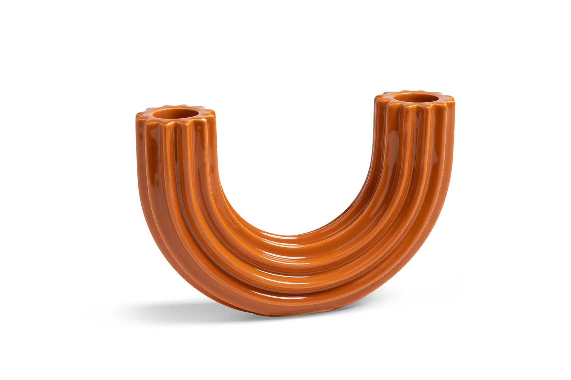 オランダ・アムステルダム発のインテリアブランド&Klevering（アンド・クレベリング）は、1992年の創業以来、「デザインを最優先に」という理念のもと、カラフルで個性的なホームアクセサリーを展開しています。アムステルダムらしいオリジナリティを大切にし、どんな空間にも調和しながらも印象的な存在感を放つデザインが魅力です。&Kleveringのアイテムは、自宅用としてはもちろん、贈り物にも最適です。コレクションはすべてチームで丁寧に作り上げられ、現代アートやヴィンテージスタイルからインスピレーションを受けたユニークでタイムレスなデザインを追求しています。また、「Buro Berger」というブランド名でも著名なアーティストとのコラボレーションを行い、革新性と伝統を両立しながら、常に新しい驚きを届けています。