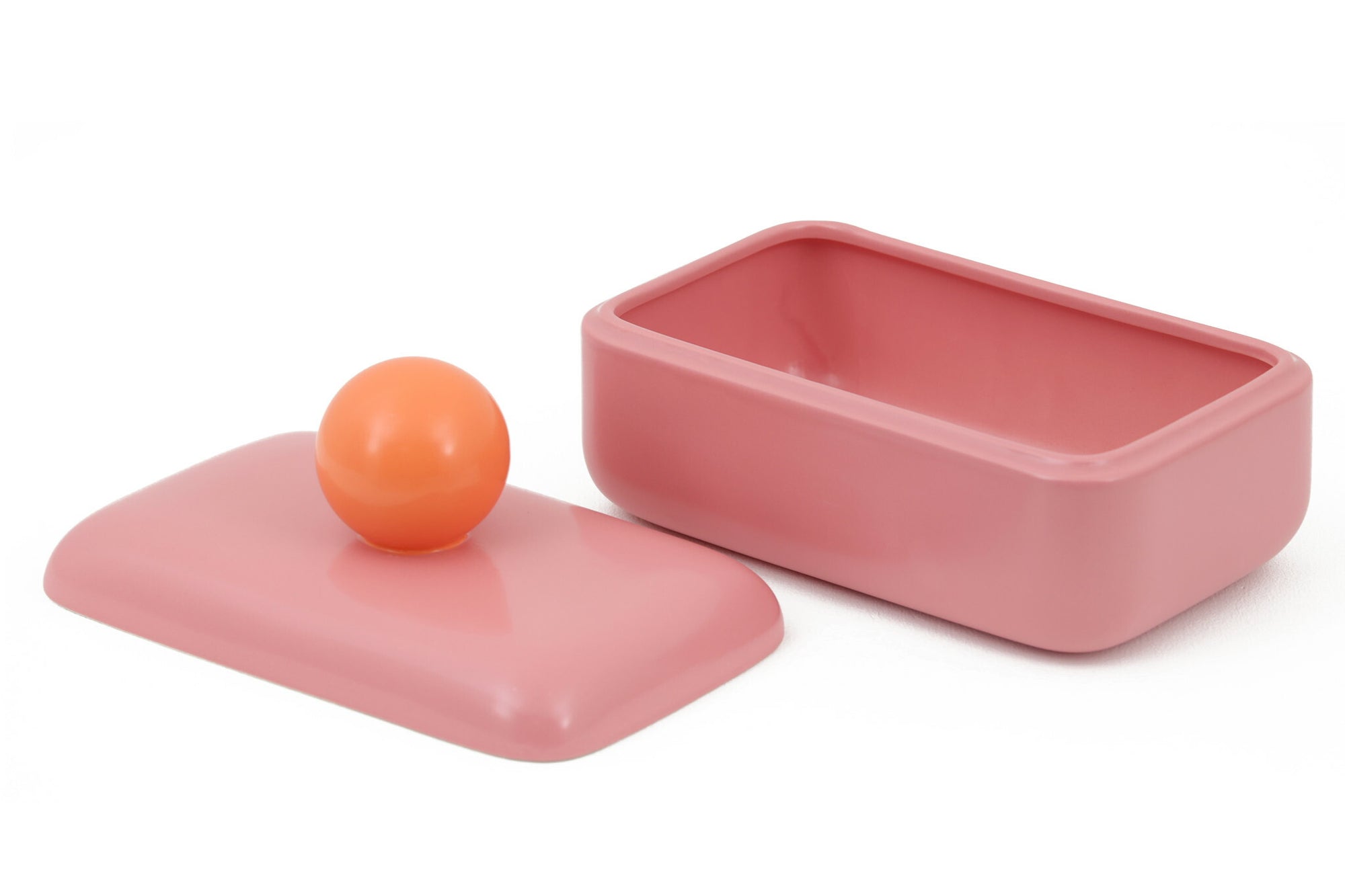 オランダ・アムステルダム発のインテリアブランド&Klevering（アンド・クレベリング）は、1992年の創業以来、「デザインを最優先に」という理念のもと、カラフルで個性的なホームアクセサリーを展開しています。アムステルダムらしいオリジナリティを大切にし、どんな空間にも調和しながらも印象的な存在感を放つデザインが魅力です。&Kleveringのアイテムは、自宅用としてはもちろん、贈り物にも最適です。コレクションはすべてチームで丁寧に作り上げられ、現代アートやヴィンテージスタイルからインスピレーションを受けたユニークでタイムレスなデザインを追求しています。また、「Buro Berger」というブランド名でも著名なアーティストとのコラボレーションを行い、革新性と伝統を両立しながら、常に新しい驚きを届けています。