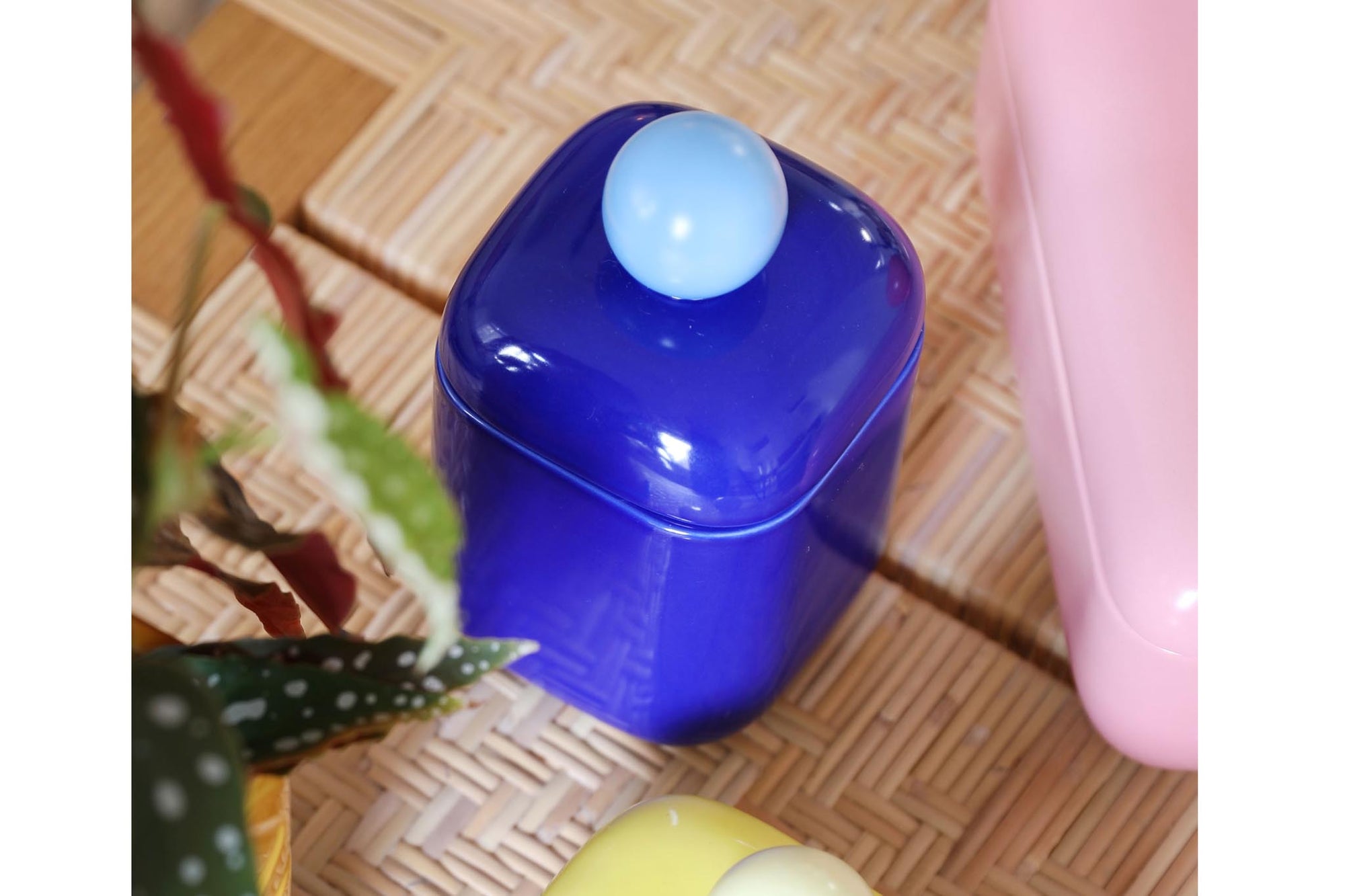 オランダ・アムステルダム発のインテリアブランド&amp;Klevering（アンド・クレベリング）は、1992年の創業以来、「デザインを最優先に」という理念のもと、カラフルで個性的なホームアクセサリーを展開しています。アムステルダムらしいオリジナリティを大切にし、どんな空間にも調和しながらも印象的な存在感を放つデザインが魅力です。&amp;Kleveringのアイテムは、自宅用としてはもちろん、贈り物にも最適です。コレクションはすべてチームで丁寧に作り上げられ、現代アートやヴィンテージスタイルからインスピレーションを受けたユニークでタイムレスなデザインを追求しています。また、「Buro Berger」というブランド名でも著名なアーティストとのコラボレーションを行い、革新性と伝統を両立しながら、常に新しい驚きを届けています。