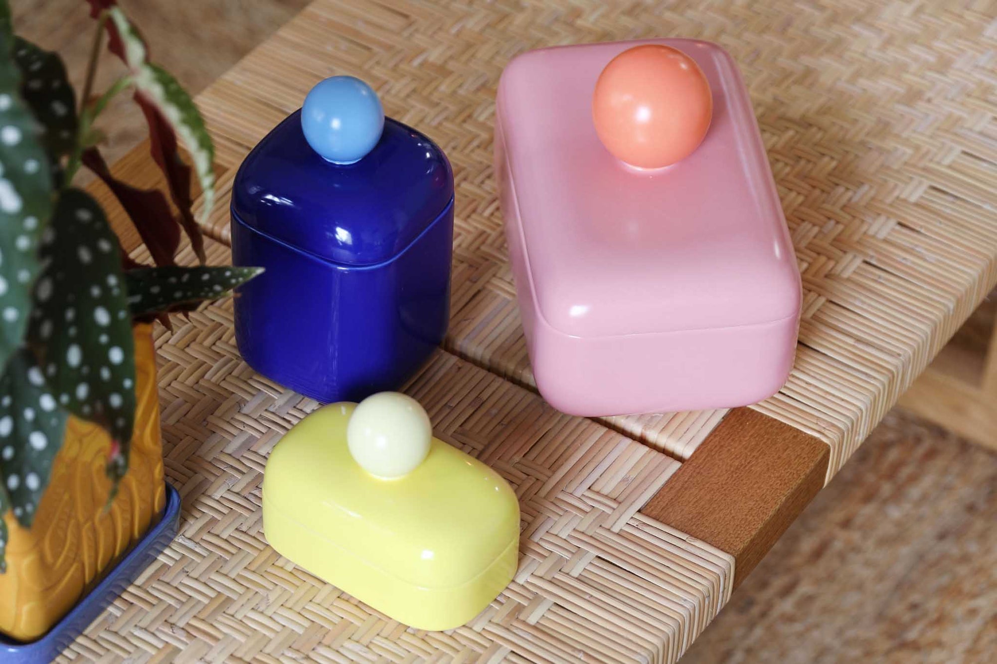 オランダ・アムステルダム発のインテリアブランド&amp;Klevering（アンド・クレベリング）は、1992年の創業以来、「デザインを最優先に」という理念のもと、カラフルで個性的なホームアクセサリーを展開しています。アムステルダムらしいオリジナリティを大切にし、どんな空間にも調和しながらも印象的な存在感を放つデザインが魅力です。&amp;Kleveringのアイテムは、自宅用としてはもちろん、贈り物にも最適です。コレクションはすべてチームで丁寧に作り上げられ、現代アートやヴィンテージスタイルからインスピレーションを受けたユニークでタイムレスなデザインを追求しています。また、「Buro Berger」というブランド名でも著名なアーティストとのコラボレーションを行い、革新性と伝統を両立しながら、常に新しい驚きを届けています。