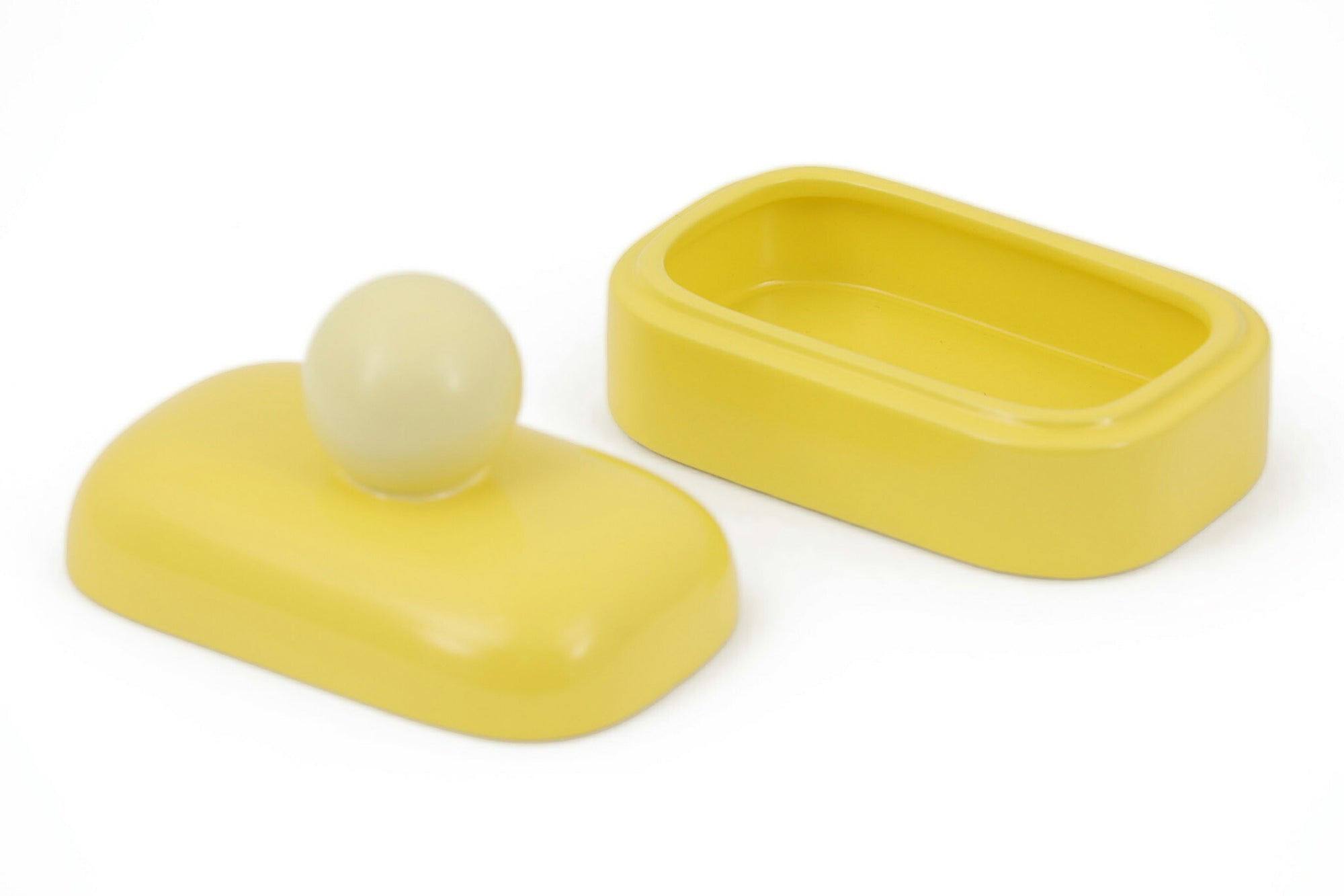 オランダ・アムステルダム発のインテリアブランド&Klevering（アンド・クレベリング）は、1992年の創業以来、「デザインを最優先に」という理念のもと、カラフルで個性的なホームアクセサリーを展開しています。アムステルダムらしいオリジナリティを大切にし、どんな空間にも調和しながらも印象的な存在感を放つデザインが魅力です。&Kleveringのアイテムは、自宅用としてはもちろん、贈り物にも最適です。コレクションはすべてチームで丁寧に作り上げられ、現代アートやヴィンテージスタイルからインスピレーションを受けたユニークでタイムレスなデザインを追求しています。また、「Buro Berger」というブランド名でも著名なアーティストとのコラボレーションを行い、革新性と伝統を両立しながら、常に新しい驚きを届けています。