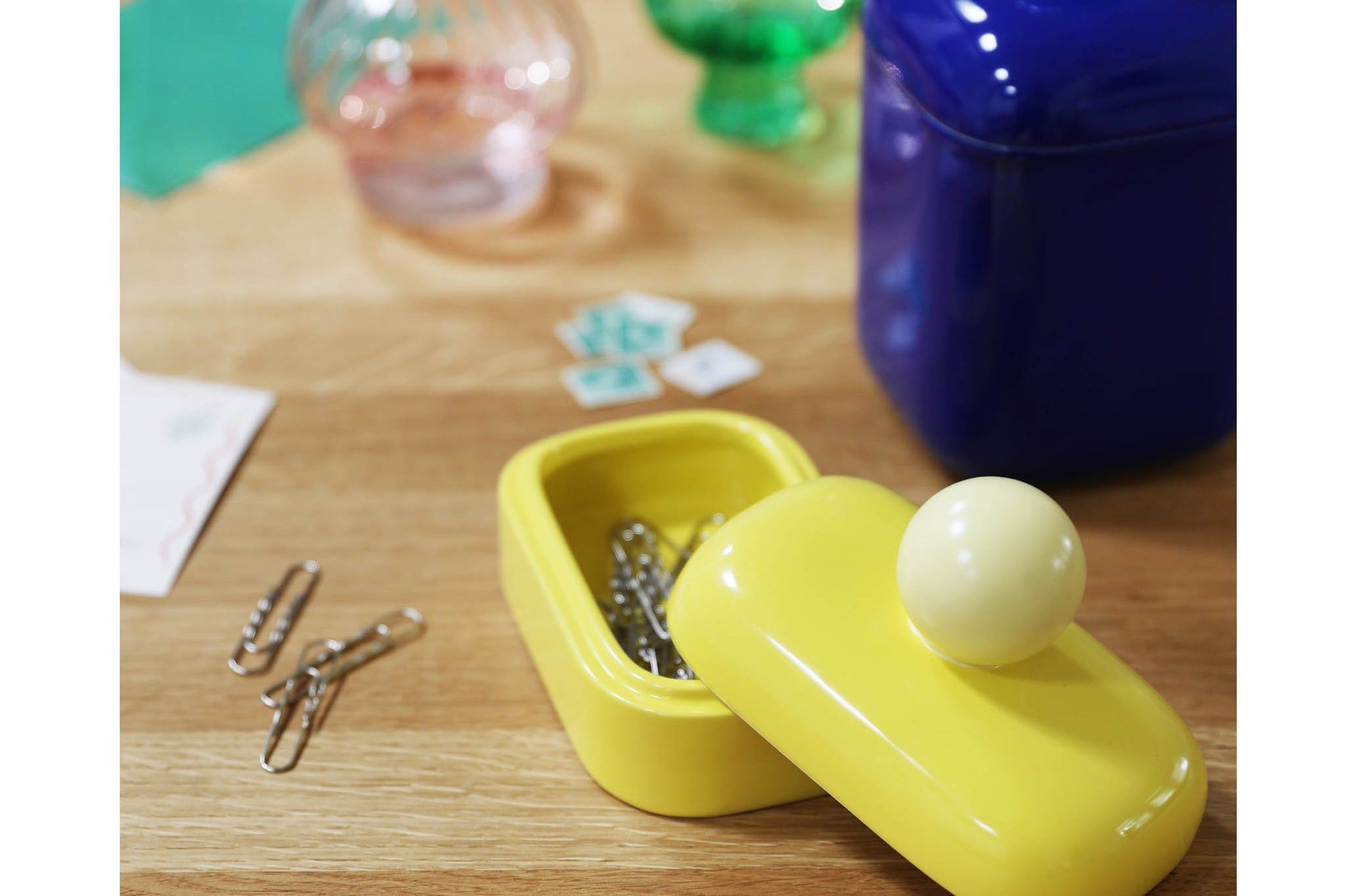 オランダ・アムステルダム発のインテリアブランド&amp;Klevering（アンド・クレベリング）は、1992年の創業以来、「デザインを最優先に」という理念のもと、カラフルで個性的なホームアクセサリーを展開しています。アムステルダムらしいオリジナリティを大切にし、どんな空間にも調和しながらも印象的な存在感を放つデザインが魅力です。&amp;Kleveringのアイテムは、自宅用としてはもちろん、贈り物にも最適です。コレクションはすべてチームで丁寧に作り上げられ、現代アートやヴィンテージスタイルからインスピレーションを受けたユニークでタイムレスなデザインを追求しています。また、「Buro Berger」というブランド名でも著名なアーティストとのコラボレーションを行い、革新性と伝統を両立しながら、常に新しい驚きを届けています。