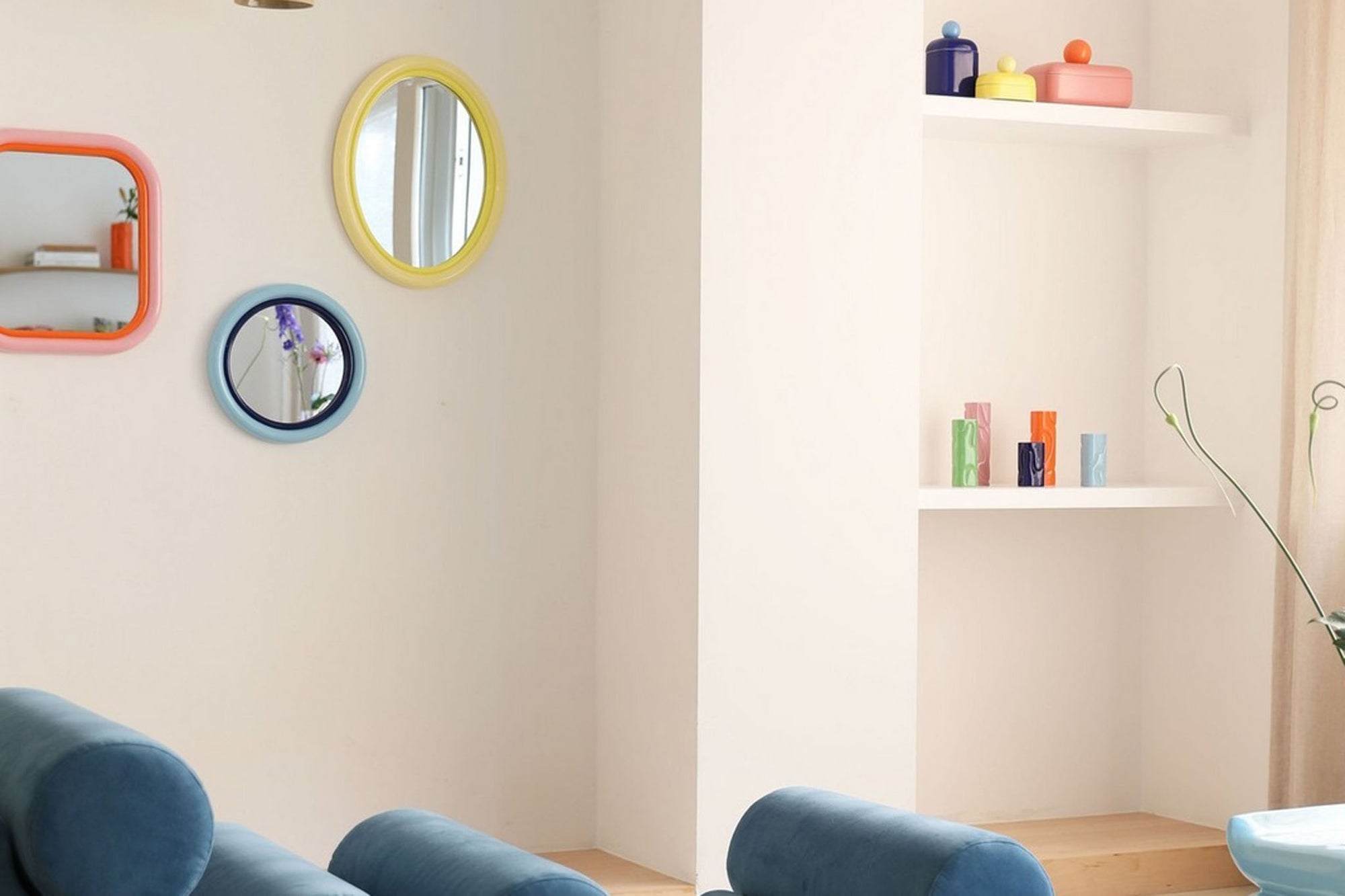 オランダ・アムステルダム発のインテリアブランド&amp;Klevering（アンド・クレベリング）は、1992年の創業以来、「デザインを最優先に」という理念のもと、カラフルで個性的なホームアクセサリーを展開しています。アムステルダムらしいオリジナリティを大切にし、どんな空間にも調和しながらも印象的な存在感を放つデザインが魅力です。&amp;Kleveringのアイテムは、自宅用としてはもちろん、贈り物にも最適です。コレクションはすべてチームで丁寧に作り上げられ、現代アートやヴィンテージスタイルからインスピレーションを受けたユニークでタイムレスなデザインを追求しています。また、「Buro Berger」というブランド名でも著名なアーティストとのコラボレーションを行い、革新性と伝統を両立しながら、常に新しい驚きを届けています。