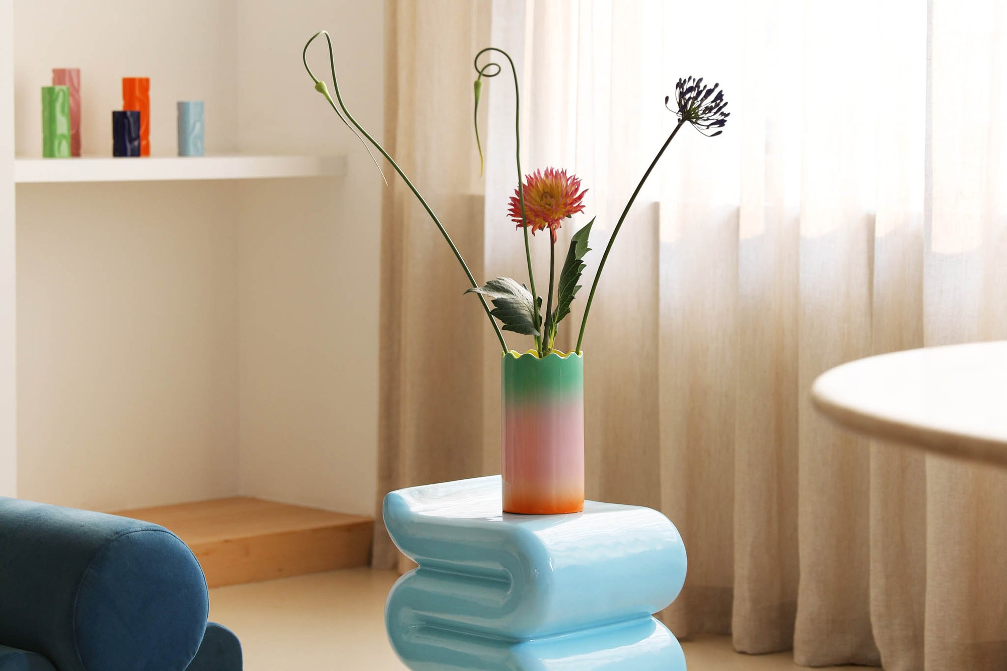 オランダ・アムステルダム発のインテリアブランド&Klevering（アンド・クレベリング）は、1992年の創業以来、「デザインを最優先に」という理念のもと、カラフルで個性的なホームアクセサリーを展開しています。アムステルダムらしいオリジナリティを大切にし、どんな空間にも調和しながらも印象的な存在感を放つデザインが魅力です。&Kleveringのアイテムは、自宅用としてはもちろん、贈り物にも最適です。コレクションはすべてチームで丁寧に作り上げられ、現代アートやヴィンテージスタイルからインスピレーションを受けたユニークでタイムレスなデザインを追求しています。また、「Buro Berger」というブランド名でも著名なアーティストとのコラボレーションを行い、革新性と伝統を両立しながら、常に新しい驚きを届けています。