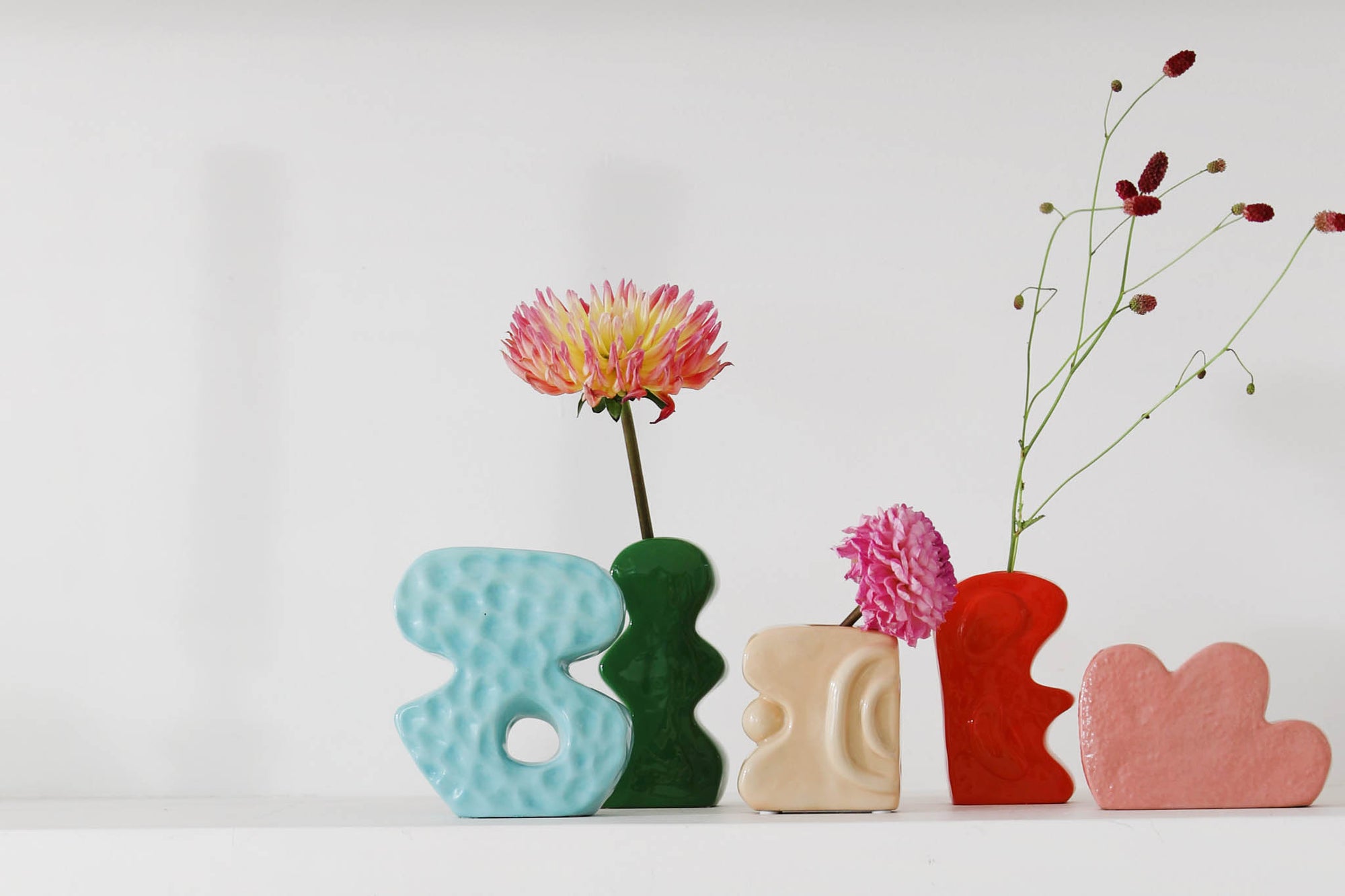 オランダ・アムステルダム発のインテリアブランド&Klevering（アンド・クレベリング）は、1992年の創業以来、「デザインを最優先に」という理念のもと、カラフルで個性的なホームアクセサリーを展開しています。アムステルダムらしいオリジナリティを大切にし、どんな空間にも調和しながらも印象的な存在感を放つデザインが魅力です。&Kleveringのアイテムは、自宅用としてはもちろん、贈り物にも最適です。コレクションはすべてチームで丁寧に作り上げられ、現代アートやヴィンテージスタイルからインスピレーションを受けたユニークでタイムレスなデザインを追求しています。また、「Buro Berger」というブランド名でも著名なアーティストとのコラボレーションを行い、革新性と伝統を両立しながら、常に新しい驚きを届けています。