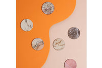 オランダ・アムステルダム発のインテリアブランド&Klevering（アンド・クレベリング）は、1992年の創業以来、「デザインを最優先に」という理念のもと、カラフルで個性的なホームアクセサリーを展開しています。アムステルダムらしいオリジナリティを大切にし、どんな空間にも調和しながらも印象的な存在感を放つデザインが魅力です。&Kleveringのアイテムは、自宅用としてはもちろん、贈り物にも最適です。コレクションはすべてチームで丁寧に作り上げられ、現代アートやヴィンテージスタイルからインスピレーションを受けたユニークでタイムレスなデザインを追求しています。また、「Buro Berger」というブランド名でも著名なアーティストとのコラボレーションを行い、革新性と伝統を両立しながら、常に新しい驚きを届けています。