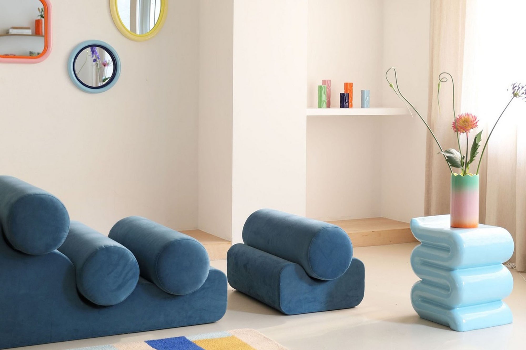 オランダ・アムステルダム発のインテリアブランド&Klevering（アンド・クレベリング）は、1992年の創業以来、「デザインを最優先に」という理念のもと、カラフルで個性的なホームアクセサリーを展開しています。アムステルダムらしいオリジナリティを大切にし、どんな空間にも調和しながらも印象的な存在感を放つデザインが魅力です。&Kleveringのアイテムは、自宅用としてはもちろん、贈り物にも最適です。コレクションはすべてチームで丁寧に作り上げられ、現代アートやヴィンテージスタイルからインスピレーションを受けたユニークでタイムレスなデザインを追求しています。また、「Buro Berger」というブランド名でも著名なアーティストとのコラボレーションを行い、革新性と伝統を両立しながら、常に新しい驚きを届けています。