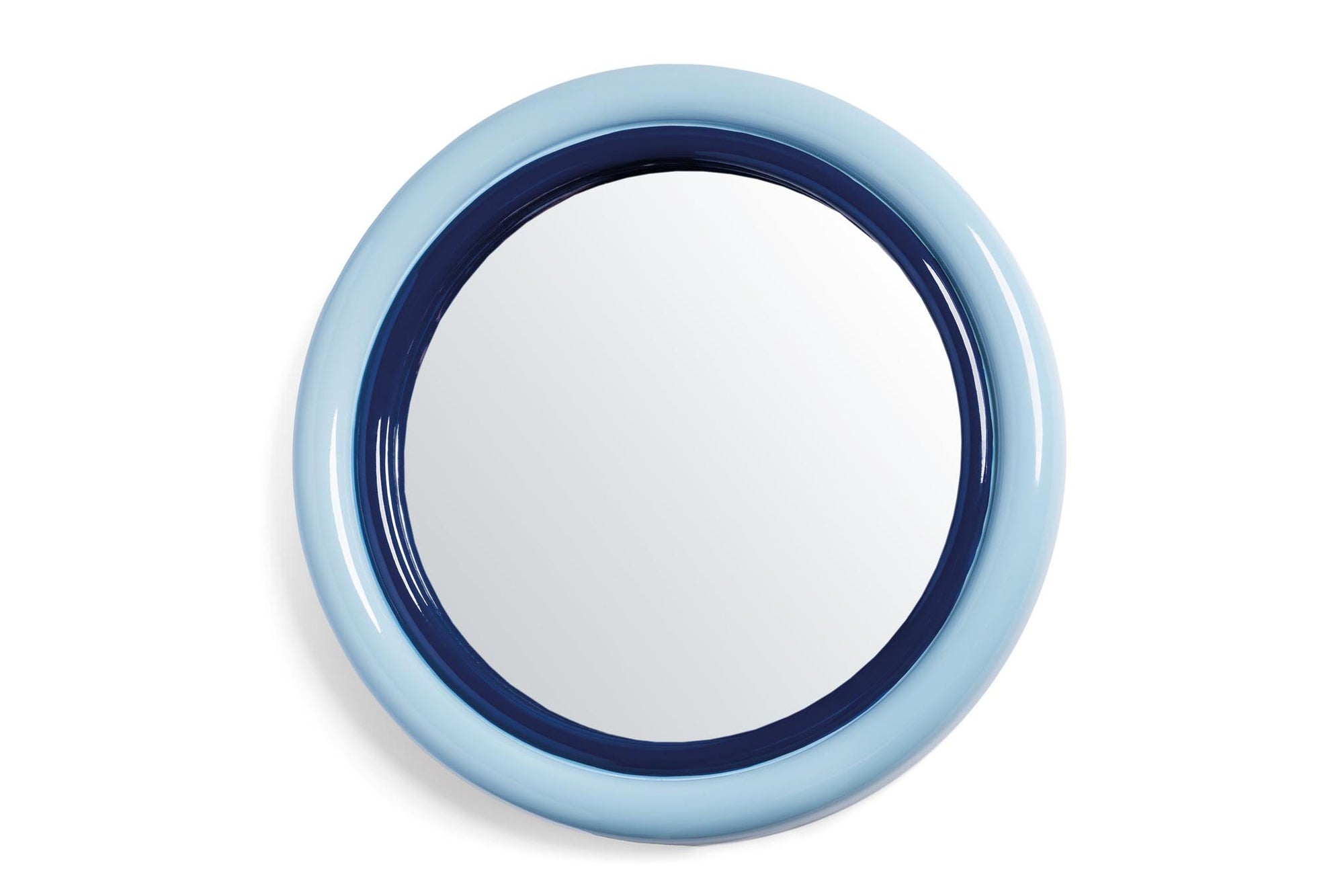 オランダ・アムステルダム発のインテリアブランド&Klevering（アンド・クレベリング）は、1992年の創業以来、「デザインを最優先に」という理念のもと、カラフルで個性的なホームアクセサリーを展開しています。アムステルダムらしいオリジナリティを大切にし、どんな空間にも調和しながらも印象的な存在感を放つデザインが魅力です。&Kleveringのアイテムは、自宅用としてはもちろん、贈り物にも最適です。コレクションはすべてチームで丁寧に作り上げられ、現代アートやヴィンテージスタイルからインスピレーションを受けたユニークでタイムレスなデザインを追求しています。また、「Buro Berger」というブランド名でも著名なアーティストとのコラボレーションを行い、革新性と伝統を両立しながら、常に新しい驚きを届けています。