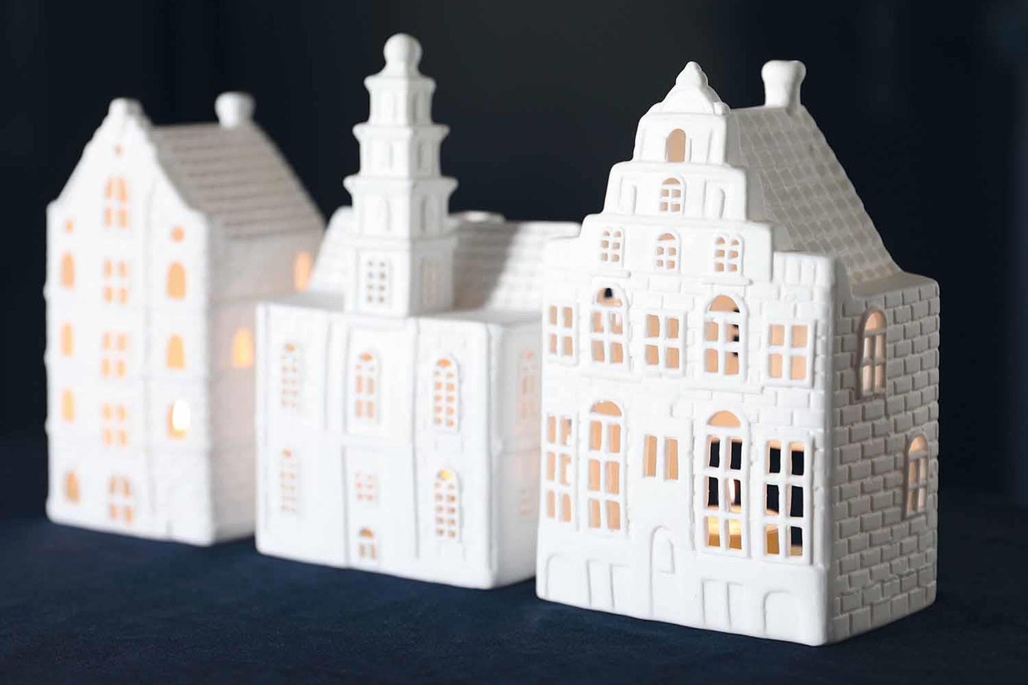 オランダ・アムステルダム発のインテリアブランド&Klevering（アンド・クレベリング）は、1992年の創業以来、「デザインを最優先に」という理念のもと、カラフルで個性的なホームアクセサリーを展開しています。アムステルダムらしいオリジナリティを大切にし、どんな空間にも調和しながらも印象的な存在感を放つデザインが魅力です。&Kleveringのアイテムは、自宅用としてはもちろん、贈り物にも最適です。コレクションはすべてチームで丁寧に作り上げられ、現代アートやヴィンテージスタイルからインスピレーションを受けたユニークでタイムレスなデザインを追求しています。また、「Buro Berger」というブランド名でも著名なアーティストとのコラボレーションを行い、革新性と伝統を両立しながら、常に新しい驚きを届けています。