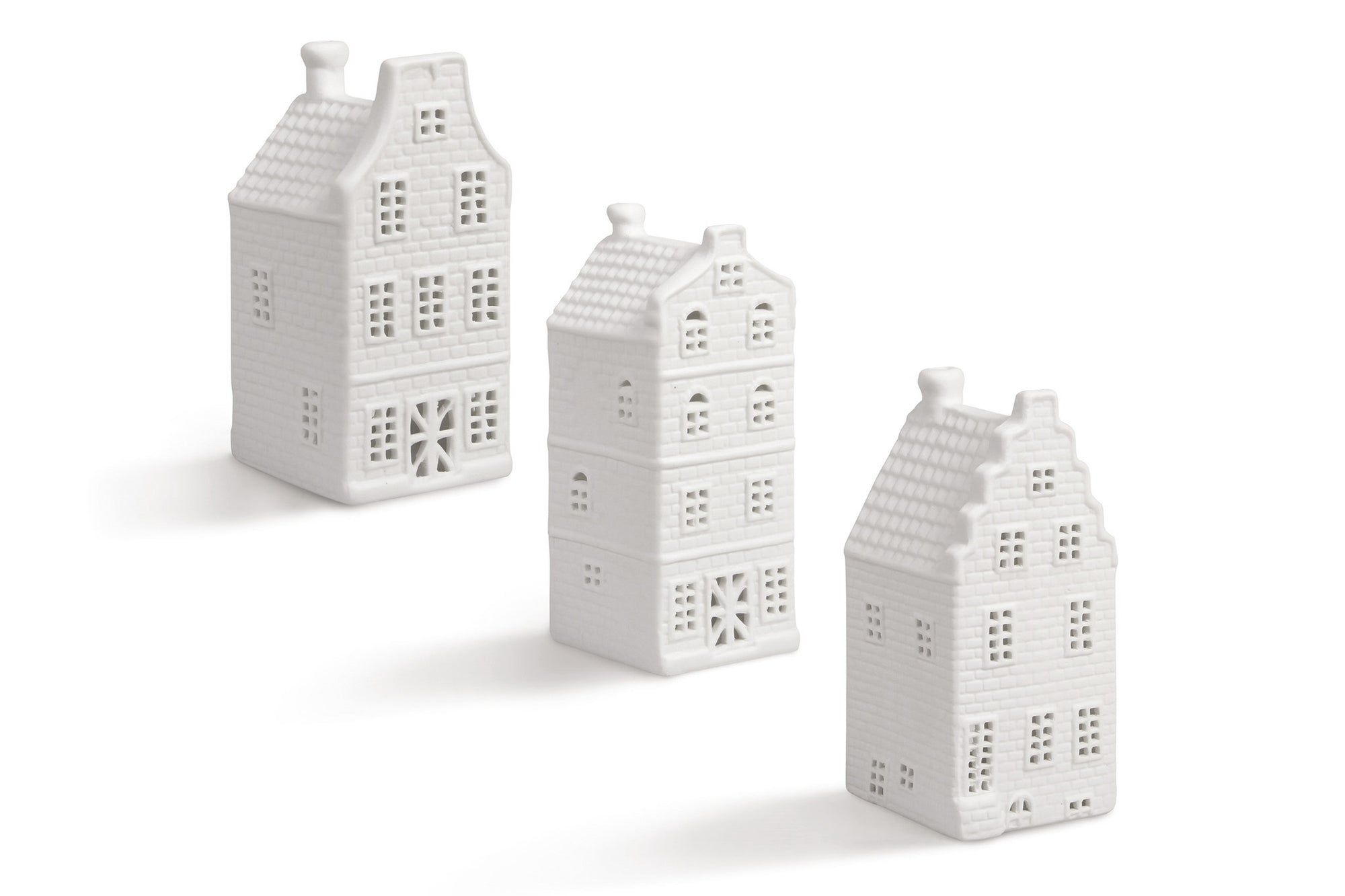 オランダ・アムステルダム発のインテリアブランド&Klevering（アンド・クレベリング）は、1992年の創業以来、「デザインを最優先に」という理念のもと、カラフルで個性的なホームアクセサリーを展開しています。アムステルダムらしいオリジナリティを大切にし、どんな空間にも調和しながらも印象的な存在感を放つデザインが魅力です。&Kleveringのアイテムは、自宅用としてはもちろん、贈り物にも最適です。コレクションはすべてチームで丁寧に作り上げられ、現代アートやヴィンテージスタイルからインスピレーションを受けたユニークでタイムレスなデザインを追求しています。また、「Buro Berger」というブランド名でも著名なアーティストとのコラボレーションを行い、革新性と伝統を両立しながら、常に新しい驚きを届けています。