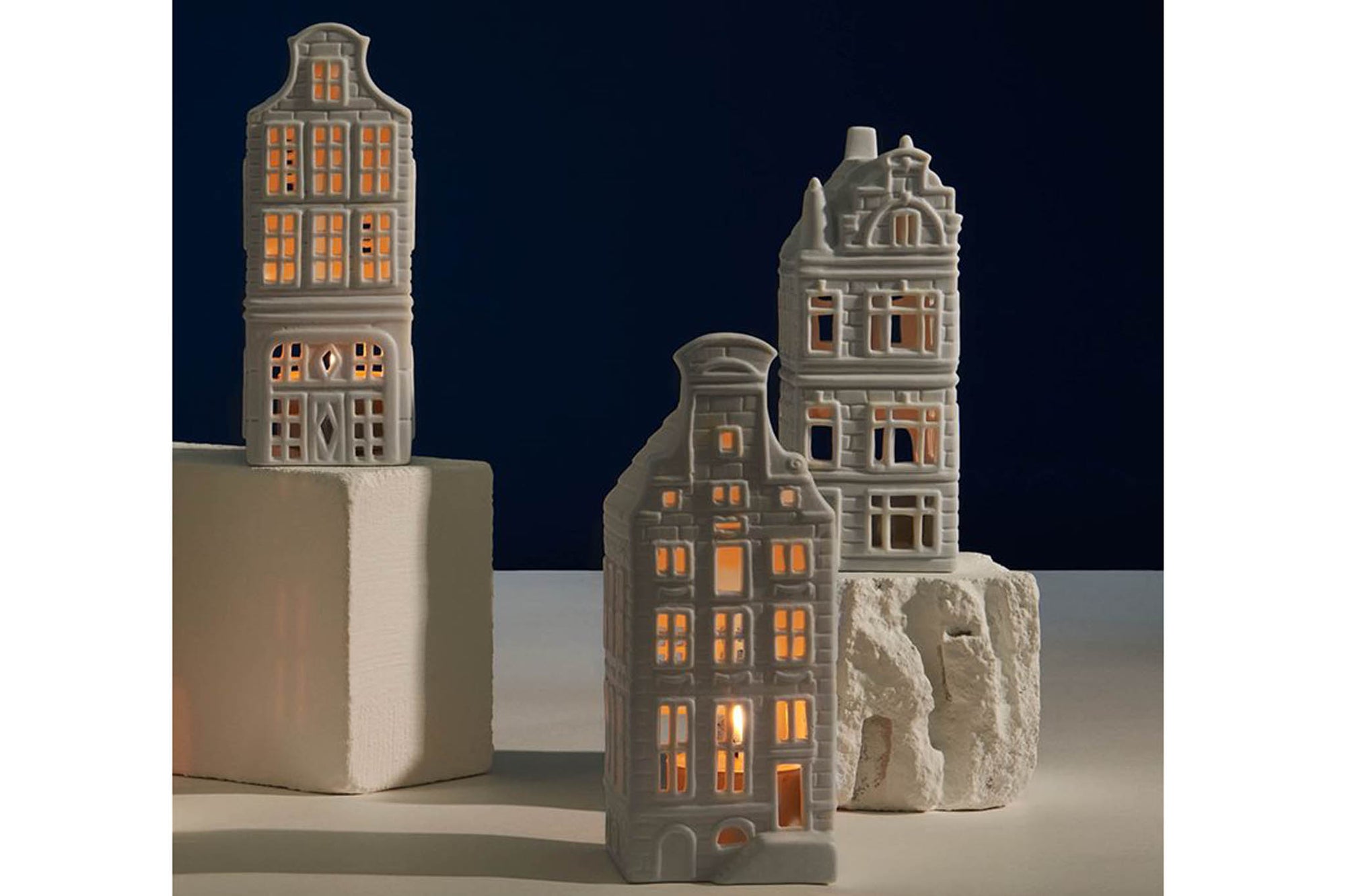 オランダ・アムステルダム発のインテリアブランド&amp;Klevering（アンド・クレベリング）は、1992年の創業以来、「デザインを最優先に」という理念のもと、カラフルで個性的なホームアクセサリーを展開しています。アムステルダムらしいオリジナリティを大切にし、どんな空間にも調和しながらも印象的な存在感を放つデザインが魅力です。&amp;Kleveringのアイテムは、自宅用としてはもちろん、贈り物にも最適です。コレクションはすべてチームで丁寧に作り上げられ、現代アートやヴィンテージスタイルからインスピレーションを受けたユニークでタイムレスなデザインを追求しています。また、「Buro Berger」というブランド名でも著名なアーティストとのコラボレーションを行い、革新性と伝統を両立しながら、常に新しい驚きを届けています。