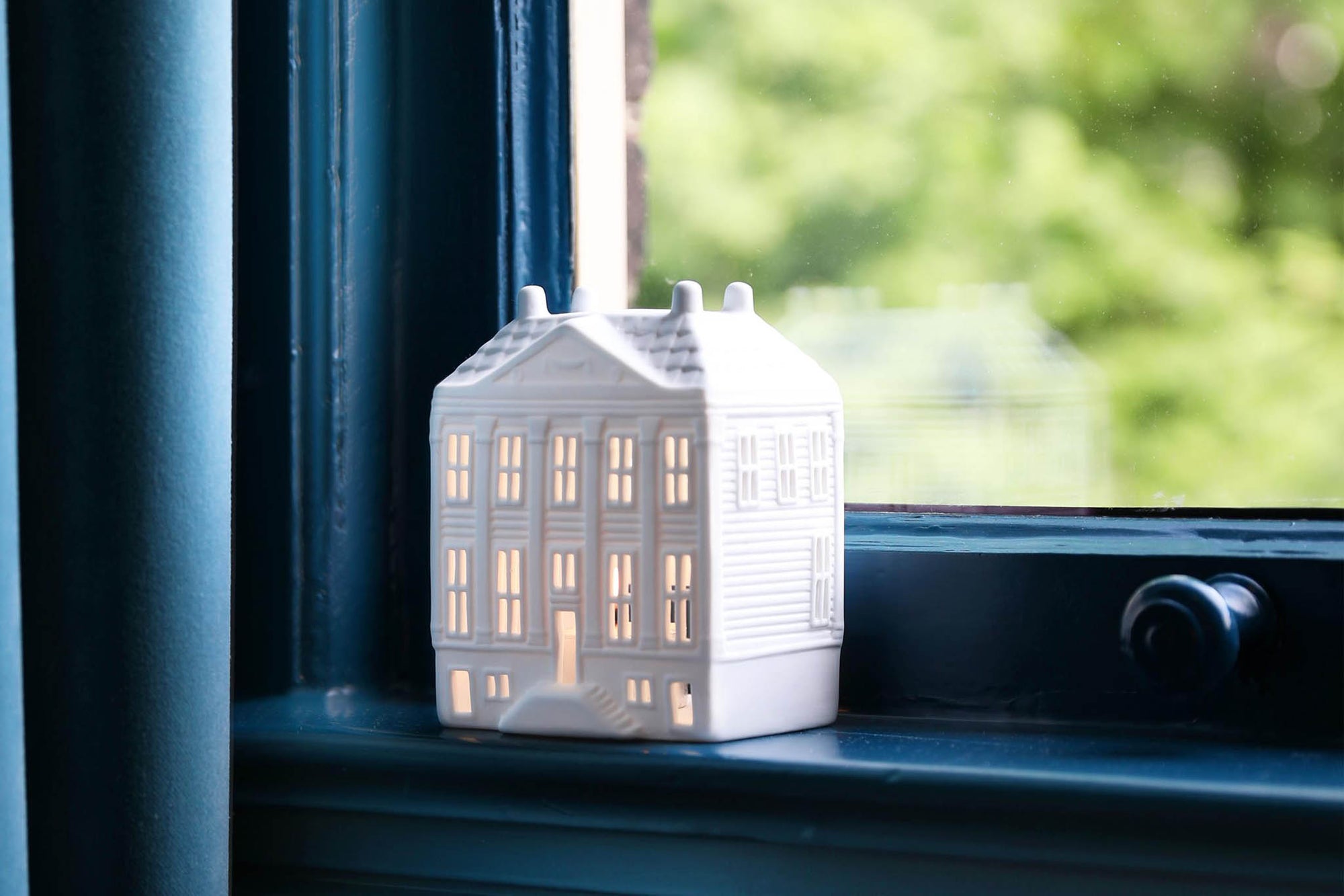 オランダ・アムステルダム発のインテリアブランド&Klevering（アンド・クレベリング）は、1992年の創業以来、「デザインを最優先に」という理念のもと、カラフルで個性的なホームアクセサリーを展開しています。アムステルダムらしいオリジナリティを大切にし、どんな空間にも調和しながらも印象的な存在感を放つデザインが魅力です。&Kleveringのアイテムは、自宅用としてはもちろん、贈り物にも最適です。コレクションはすべてチームで丁寧に作り上げられ、現代アートやヴィンテージスタイルからインスピレーションを受けたユニークでタイムレスなデザインを追求しています。また、「Buro Berger」というブランド名でも著名なアーティストとのコラボレーションを行い、革新性と伝統を両立しながら、常に新しい驚きを届けています。