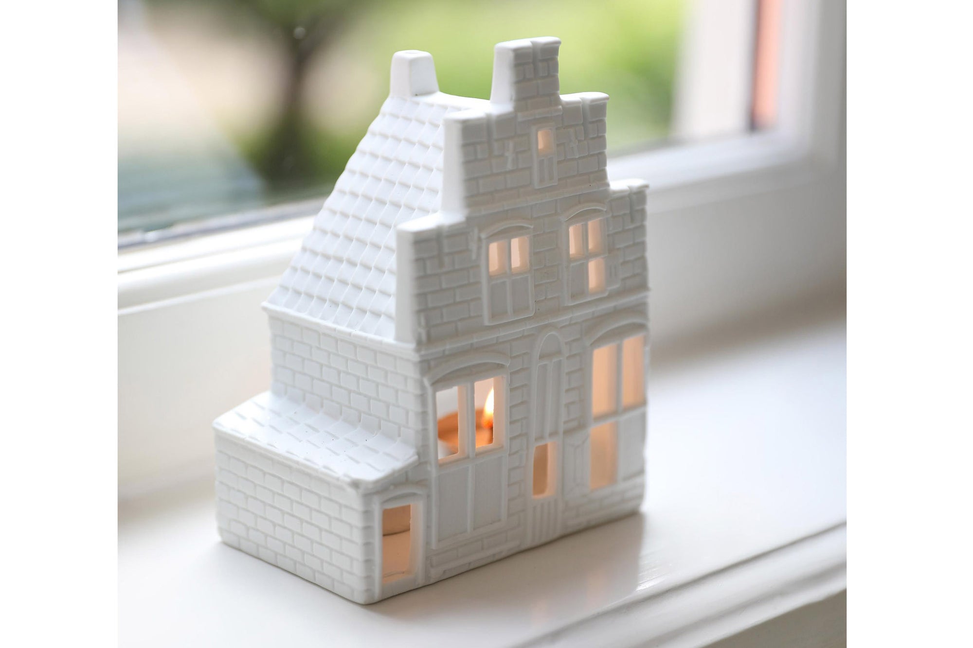 オランダ・アムステルダム発のインテリアブランド&Klevering（アンド・クレベリング）は、1992年の創業以来、「デザインを最優先に」という理念のもと、カラフルで個性的なホームアクセサリーを展開しています。アムステルダムらしいオリジナリティを大切にし、どんな空間にも調和しながらも印象的な存在感を放つデザインが魅力です。&Kleveringのアイテムは、自宅用としてはもちろん、贈り物にも最適です。コレクションはすべてチームで丁寧に作り上げられ、現代アートやヴィンテージスタイルからインスピレーションを受けたユニークでタイムレスなデザインを追求しています。また、「Buro Berger」というブランド名でも著名なアーティストとのコラボレーションを行い、革新性と伝統を両立しながら、常に新しい驚きを届けています。