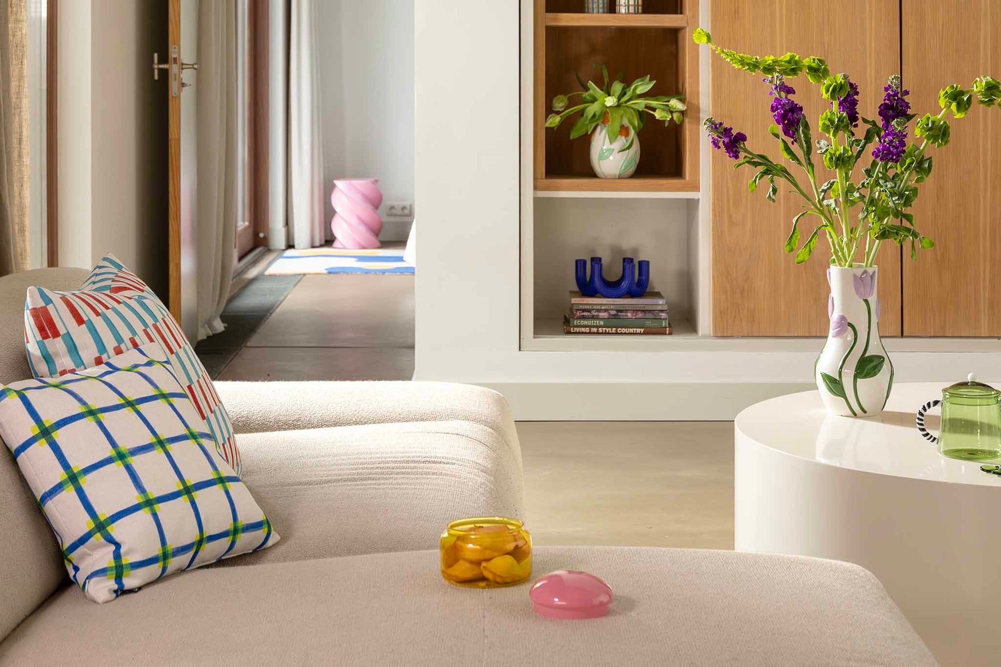 オランダ・アムステルダム発のインテリアブランド&amp;Klevering（アンド・クレベリング）は、1992年の創業以来、「デザインを最優先に」という理念のもと、カラフルで個性的なホームアクセサリーを展開しています。アムステルダムらしいオリジナリティを大切にし、どんな空間にも調和しながらも印象的な存在感を放つデザインが魅力です。&amp;Kleveringのアイテムは、自宅用としてはもちろん、贈り物にも最適です。コレクションはすべてチームで丁寧に作り上げられ、現代アートやヴィンテージスタイルからインスピレーションを受けたユニークでタイムレスなデザインを追求しています。また、「Buro Berger」というブランド名でも著名なアーティストとのコラボレーションを行い、革新性と伝統を両立しながら、常に新しい驚きを届けています。