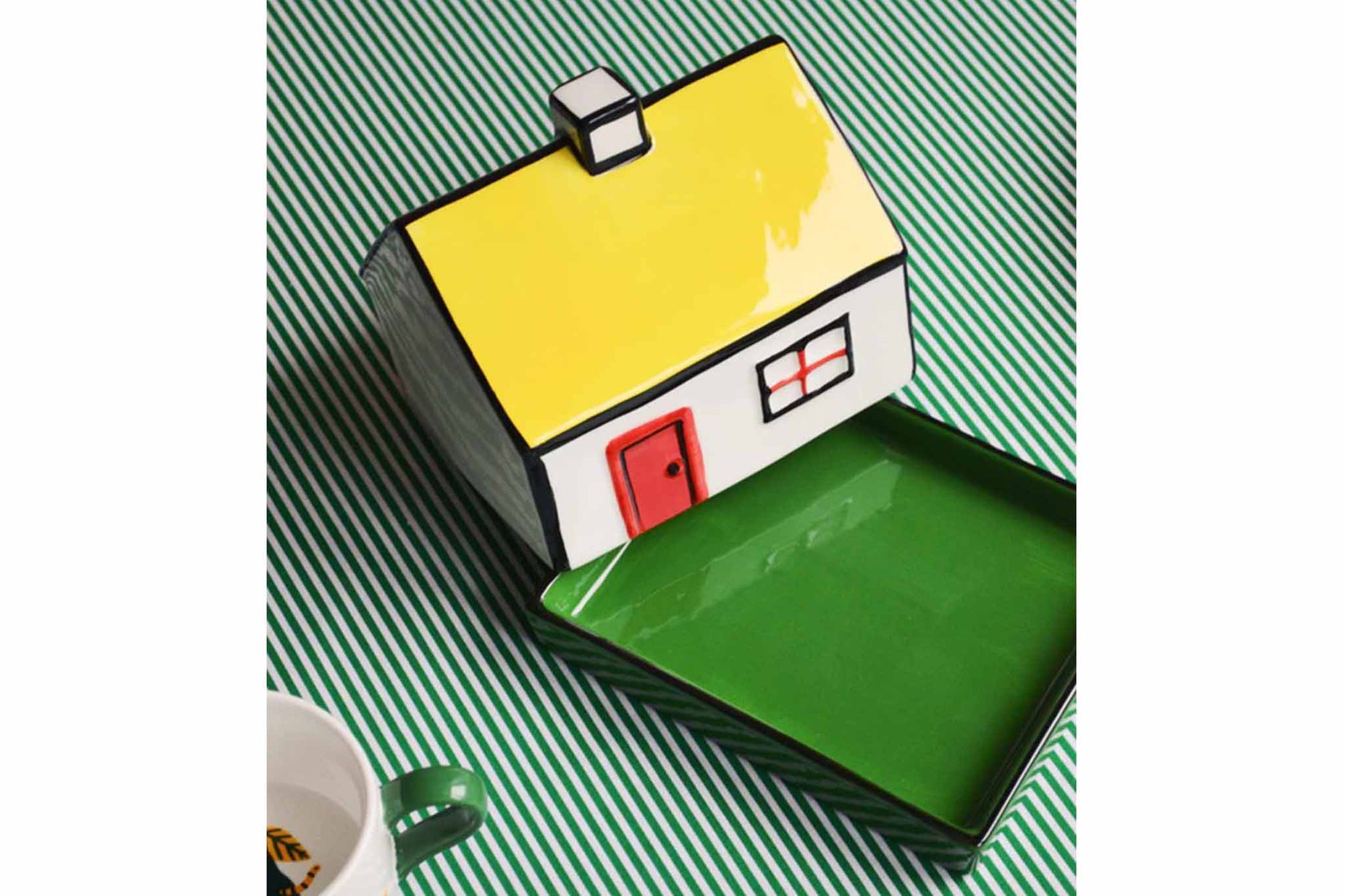 オランダ・アムステルダム発のインテリアブランド&Klevering（アンド・クレベリング）は、1992年の創業以来、「デザインを最優先に」という理念のもと、カラフルで個性的なホームアクセサリーを展開しています。アムステルダムらしいオリジナリティを大切にし、どんな空間にも調和しながらも印象的な存在感を放つデザインが魅力です。&Kleveringのアイテムは、自宅用としてはもちろん、贈り物にも最適です。コレクションはすべてチームで丁寧に作り上げられ、現代アートやヴィンテージスタイルからインスピレーションを受けたユニークでタイムレスなデザインを追求しています。また、「Buro Berger」というブランド名でも著名なアーティストとのコラボレーションを行い、革新性と伝統を両立しながら、常に新しい驚きを届けています。