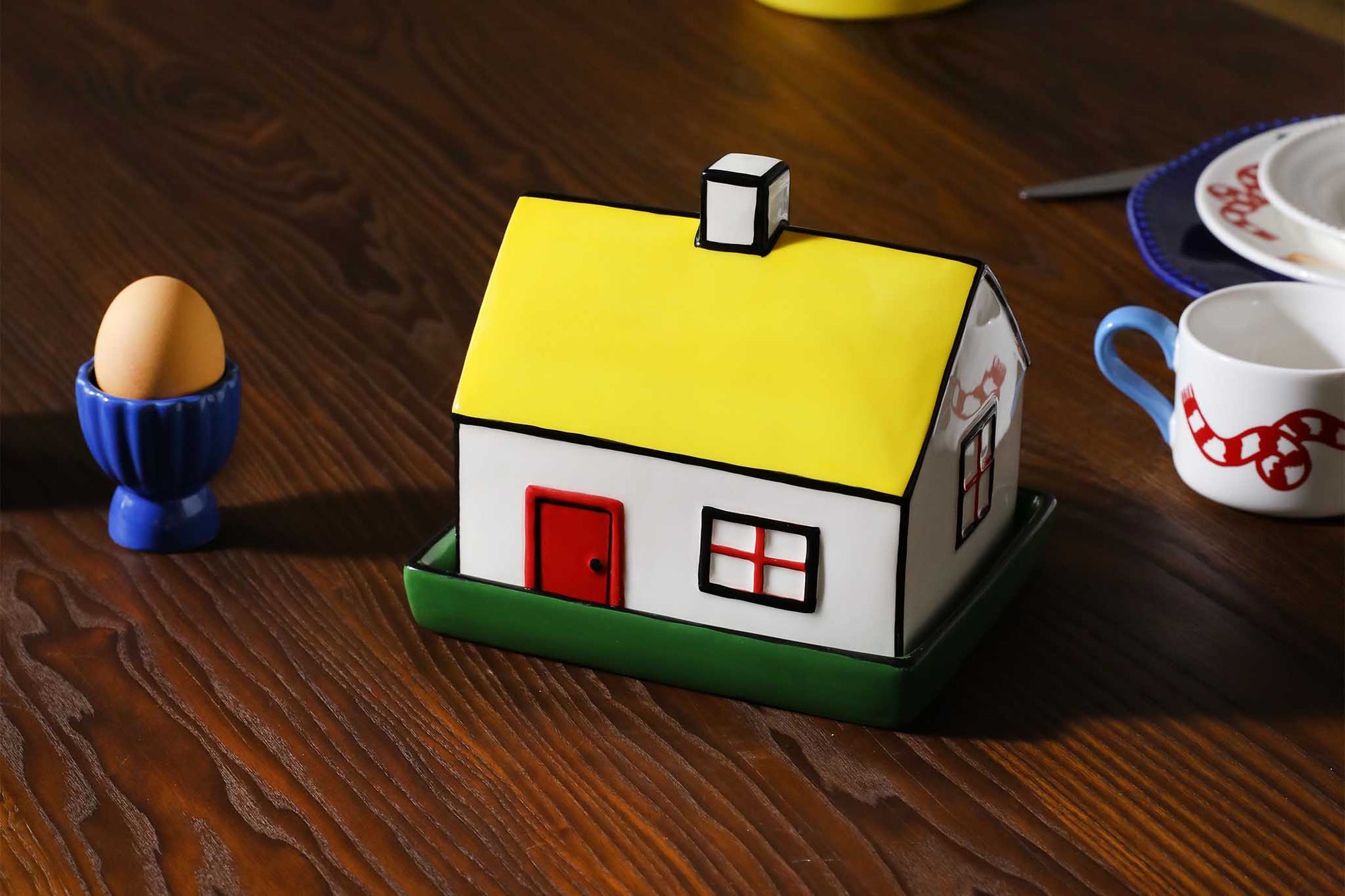 オランダ・アムステルダム発のインテリアブランド&amp;Klevering（アンド・クレベリング）は、1992年の創業以来、「デザインを最優先に」という理念のもと、カラフルで個性的なホームアクセサリーを展開しています。アムステルダムらしいオリジナリティを大切にし、どんな空間にも調和しながらも印象的な存在感を放つデザインが魅力です。&amp;Kleveringのアイテムは、自宅用としてはもちろん、贈り物にも最適です。コレクションはすべてチームで丁寧に作り上げられ、現代アートやヴィンテージスタイルからインスピレーションを受けたユニークでタイムレスなデザインを追求しています。また、「Buro Berger」というブランド名でも著名なアーティストとのコラボレーションを行い、革新性と伝統を両立しながら、常に新しい驚きを届けています。