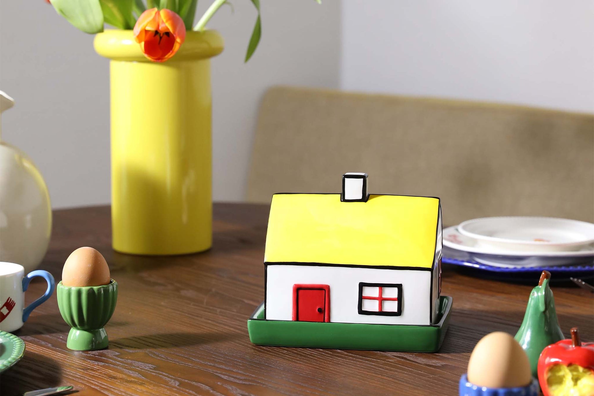 オランダ・アムステルダム発のインテリアブランド&amp;Klevering（アンド・クレベリング）は、1992年の創業以来、「デザインを最優先に」という理念のもと、カラフルで個性的なホームアクセサリーを展開しています。アムステルダムらしいオリジナリティを大切にし、どんな空間にも調和しながらも印象的な存在感を放つデザインが魅力です。&amp;Kleveringのアイテムは、自宅用としてはもちろん、贈り物にも最適です。コレクションはすべてチームで丁寧に作り上げられ、現代アートやヴィンテージスタイルからインスピレーションを受けたユニークでタイムレスなデザインを追求しています。また、「Buro Berger」というブランド名でも著名なアーティストとのコラボレーションを行い、革新性と伝統を両立しながら、常に新しい驚きを届けています。