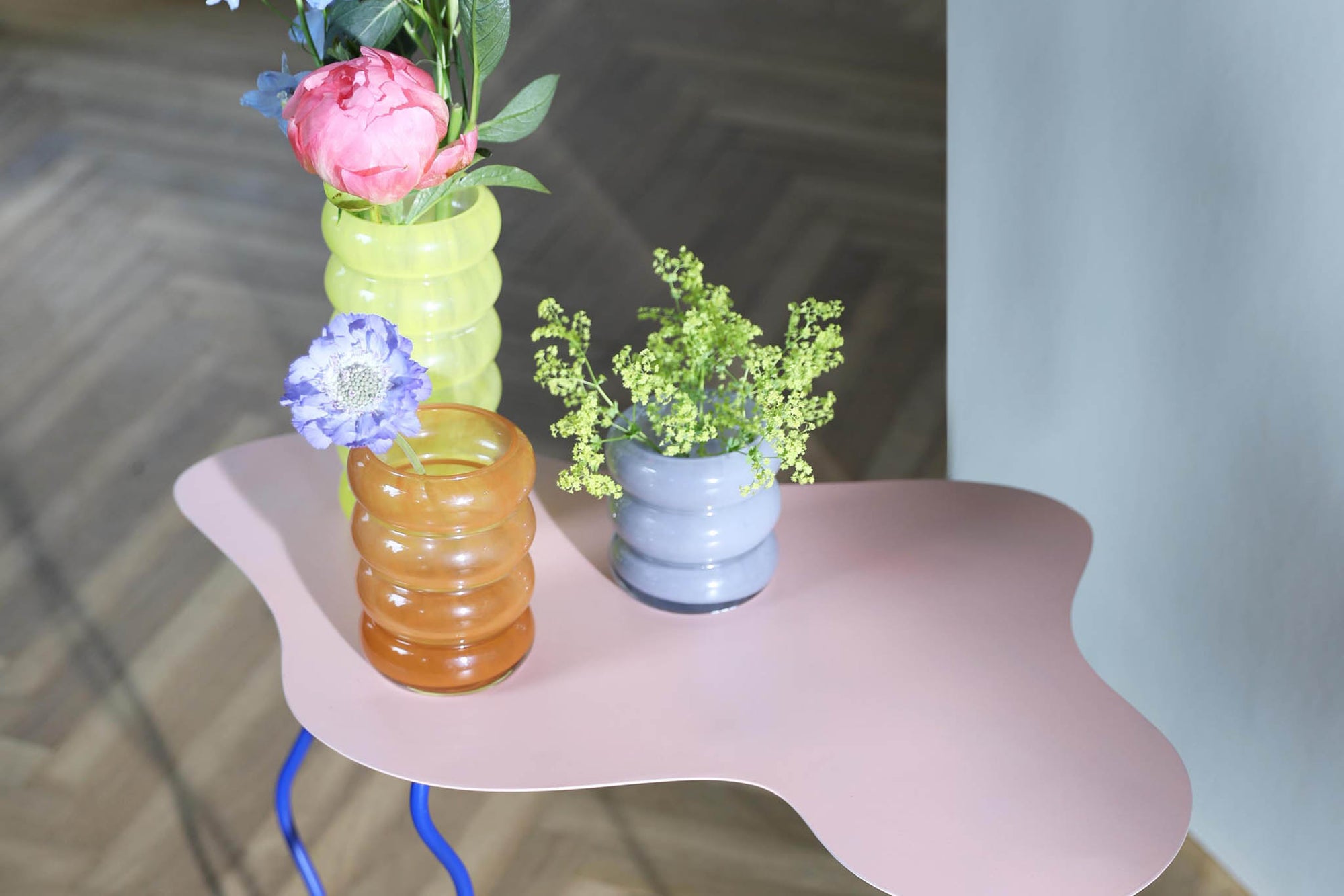 オランダ・アムステルダム発のインテリアブランド&Klevering（アンド・クレベリング）は、1992年の創業以来、「デザインを最優先に」という理念のもと、カラフルで個性的なホームアクセサリーを展開しています。アムステルダムらしいオリジナリティを大切にし、どんな空間にも調和しながらも印象的な存在感を放つデザインが魅力です。&Kleveringのアイテムは、自宅用としてはもちろん、贈り物にも最適です。コレクションはすべてチームで丁寧に作り上げられ、現代アートやヴィンテージスタイルからインスピレーションを受けたユニークでタイムレスなデザインを追求しています。また、「Buro Berger」というブランド名でも著名なアーティストとのコラボレーションを行い、革新性と伝統を両立しながら、常に新しい驚きを届けています。