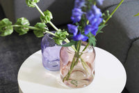 オランダ・アムステルダム発のインテリアブランド&Klevering（アンド・クレベリング）は、1992年の創業以来、「デザインを最優先に」という理念のもと、カラフルで個性的なホームアクセサリーを展開しています。アムステルダムらしいオリジナリティを大切にし、どんな空間にも調和しながらも印象的な存在感を放つデザインが魅力です。&Kleveringのアイテムは、自宅用としてはもちろん、贈り物にも最適です。コレクションはすべてチームで丁寧に作り上げられ、現代アートやヴィンテージスタイルからインスピレーションを受けたユニークでタイムレスなデザインを追求しています。また、「Buro Berger」というブランド名でも著名なアーティストとのコラボレーションを行い、革新性と伝統を両立しながら、常に新しい驚きを届けています。