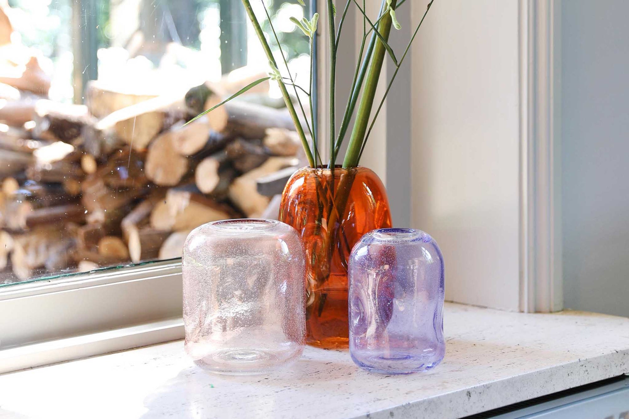 オランダ・アムステルダム発のインテリアブランド&amp;Klevering（アンド・クレベリング）は、1992年の創業以来、「デザインを最優先に」という理念のもと、カラフルで個性的なホームアクセサリーを展開しています。アムステルダムらしいオリジナリティを大切にし、どんな空間にも調和しながらも印象的な存在感を放つデザインが魅力です。&amp;Kleveringのアイテムは、自宅用としてはもちろん、贈り物にも最適です。コレクションはすべてチームで丁寧に作り上げられ、現代アートやヴィンテージスタイルからインスピレーションを受けたユニークでタイムレスなデザインを追求しています。また、「Buro Berger」というブランド名でも著名なアーティストとのコラボレーションを行い、革新性と伝統を両立しながら、常に新しい驚きを届けています。