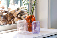 オランダ・アムステルダム発のインテリアブランド&Klevering（アンド・クレベリング）は、1992年の創業以来、「デザインを最優先に」という理念のもと、カラフルで個性的なホームアクセサリーを展開しています。アムステルダムらしいオリジナリティを大切にし、どんな空間にも調和しながらも印象的な存在感を放つデザインが魅力です。&Kleveringのアイテムは、自宅用としてはもちろん、贈り物にも最適です。コレクションはすべてチームで丁寧に作り上げられ、現代アートやヴィンテージスタイルからインスピレーションを受けたユニークでタイムレスなデザインを追求しています。また、「Buro Berger」というブランド名でも著名なアーティストとのコラボレーションを行い、革新性と伝統を両立しながら、常に新しい驚きを届けています。