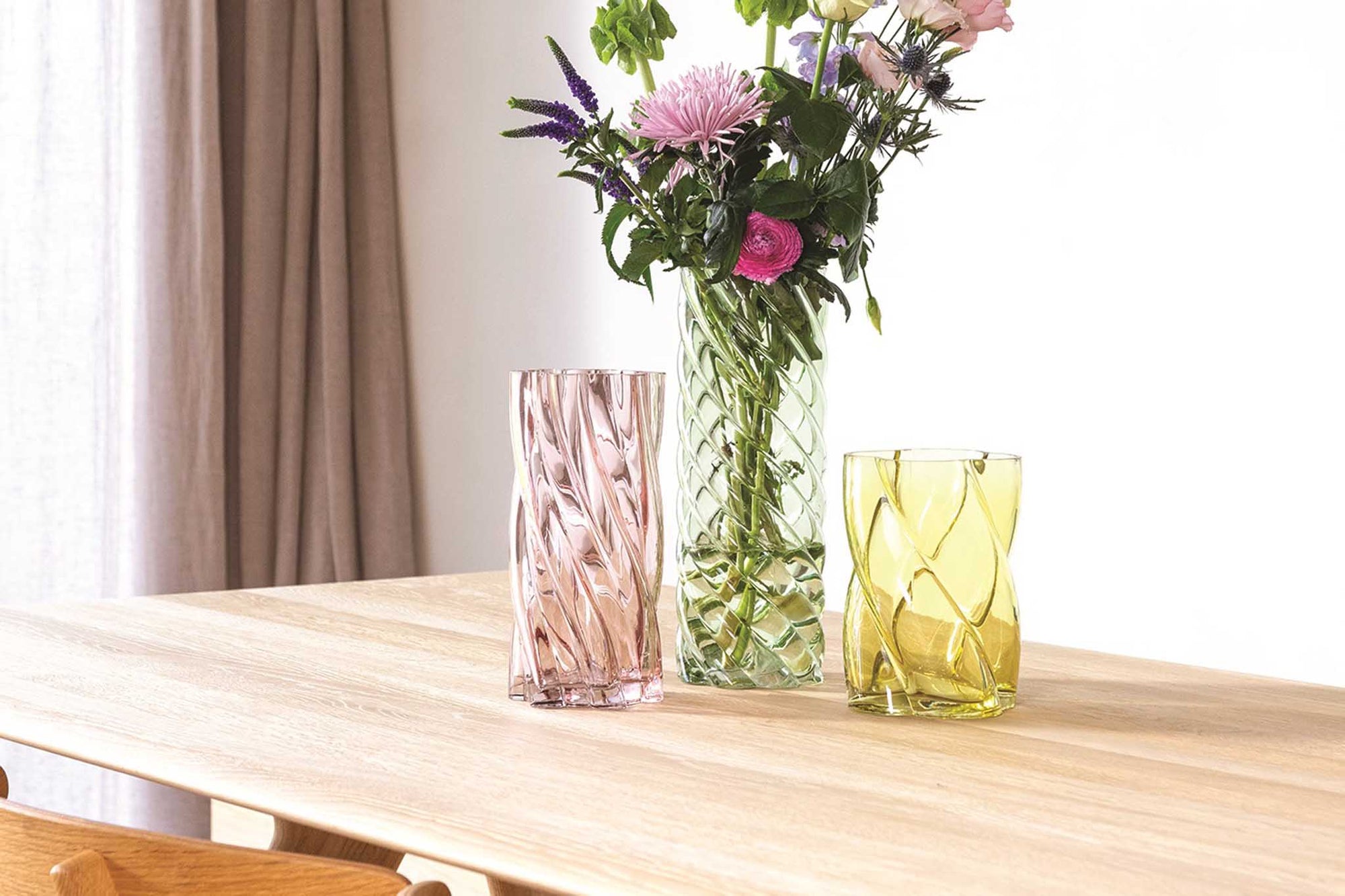 オランダ・アムステルダム発のインテリアブランド&Klevering（アンド・クレベリング）は、1992年の創業以来、「デザインを最優先に」という理念のもと、カラフルで個性的なホームアクセサリーを展開しています。アムステルダムらしいオリジナリティを大切にし、どんな空間にも調和しながらも印象的な存在感を放つデザインが魅力です。&Kleveringのアイテムは、自宅用としてはもちろん、贈り物にも最適です。コレクションはすべてチームで丁寧に作り上げられ、現代アートやヴィンテージスタイルからインスピレーションを受けたユニークでタイムレスなデザインを追求しています。また、「Buro Berger」というブランド名でも著名なアーティストとのコラボレーションを行い、革新性と伝統を両立しながら、常に新しい驚きを届けています。