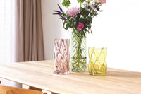 オランダ・アムステルダム発のインテリアブランド&Klevering（アンド・クレベリング）は、1992年の創業以来、「デザインを最優先に」という理念のもと、カラフルで個性的なホームアクセサリーを展開しています。アムステルダムらしいオリジナリティを大切にし、どんな空間にも調和しながらも印象的な存在感を放つデザインが魅力です。&Kleveringのアイテムは、自宅用としてはもちろん、贈り物にも最適です。コレクションはすべてチームで丁寧に作り上げられ、現代アートやヴィンテージスタイルからインスピレーションを受けたユニークでタイムレスなデザインを追求しています。また、「Buro Berger」というブランド名でも著名なアーティストとのコラボレーションを行い、革新性と伝統を両立しながら、常に新しい驚きを届けています。