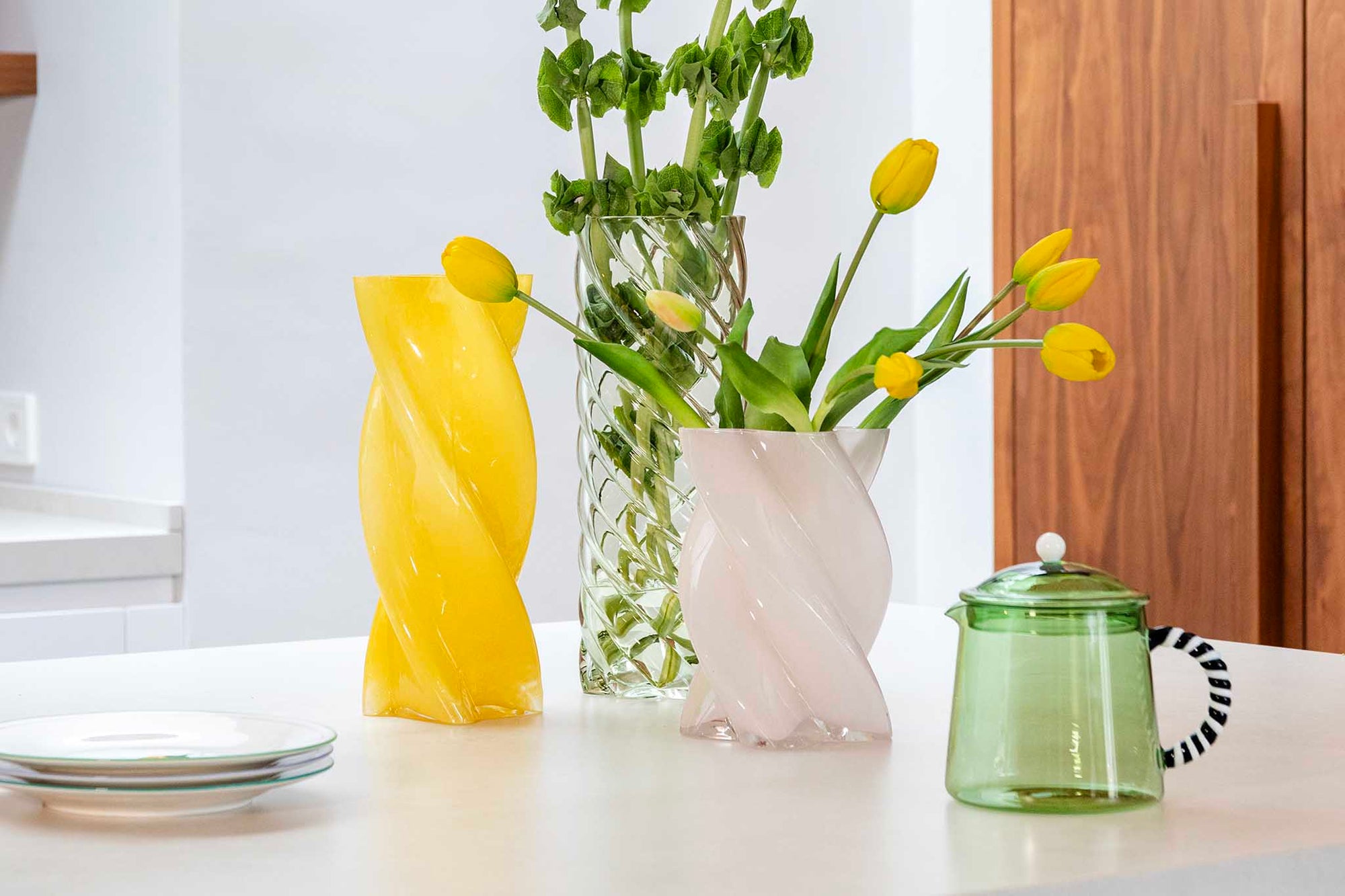 オランダ・アムステルダム発のインテリアブランド&Klevering（アンド・クレベリング）は、1992年の創業以来、「デザインを最優先に」という理念のもと、カラフルで個性的なホームアクセサリーを展開しています。アムステルダムらしいオリジナリティを大切にし、どんな空間にも調和しながらも印象的な存在感を放つデザインが魅力です。&Kleveringのアイテムは、自宅用としてはもちろん、贈り物にも最適です。コレクションはすべてチームで丁寧に作り上げられ、現代アートやヴィンテージスタイルからインスピレーションを受けたユニークでタイムレスなデザインを追求しています。また、「Buro Berger」というブランド名でも著名なアーティストとのコラボレーションを行い、革新性と伝統を両立しながら、常に新しい驚きを届けています。