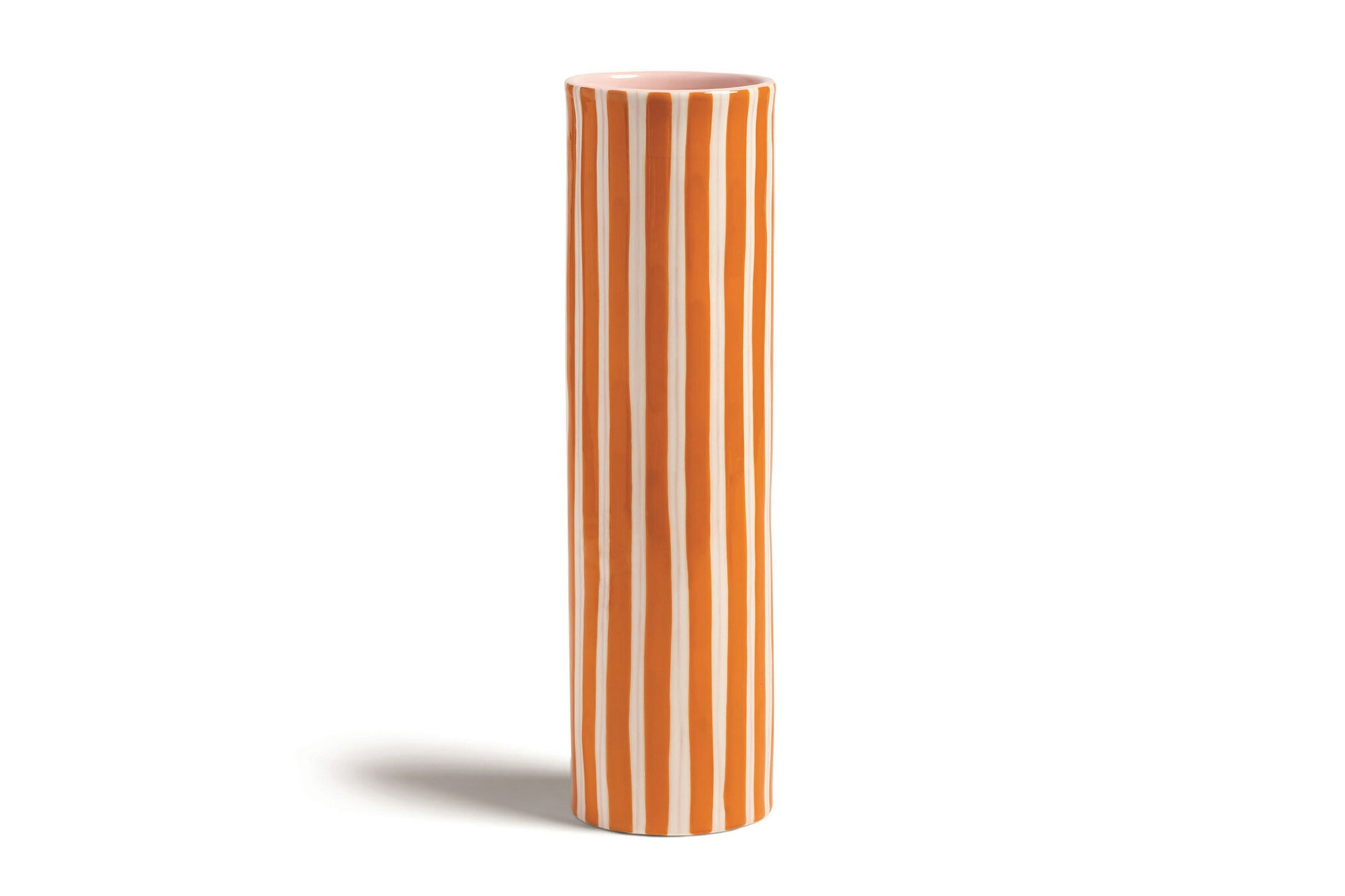 オランダ・アムステルダム発のインテリアブランド&Klevering（アンド・クレベリング）は、1992年の創業以来、「デザインを最優先に」という理念のもと、カラフルで個性的なホームアクセサリーを展開しています。アムステルダムらしいオリジナリティを大切にし、どんな空間にも調和しながらも印象的な存在感を放つデザインが魅力です。&Kleveringのアイテムは、自宅用としてはもちろん、贈り物にも最適です。コレクションはすべてチームで丁寧に作り上げられ、現代アートやヴィンテージスタイルからインスピレーションを受けたユニークでタイムレスなデザインを追求しています。また、「Buro Berger」というブランド名でも著名なアーティストとのコラボレーションを行い、革新性と伝統を両立しながら、常に新しい驚きを届けています。