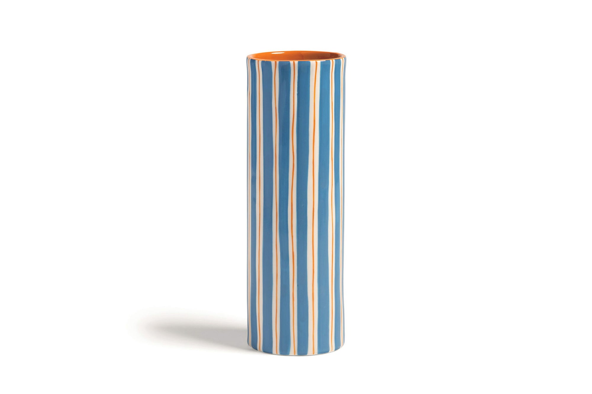 オランダ・アムステルダム発のインテリアブランド&Klevering（アンド・クレベリング）は、1992年の創業以来、「デザインを最優先に」という理念のもと、カラフルで個性的なホームアクセサリーを展開しています。アムステルダムらしいオリジナリティを大切にし、どんな空間にも調和しながらも印象的な存在感を放つデザインが魅力です。&Kleveringのアイテムは、自宅用としてはもちろん、贈り物にも最適です。コレクションはすべてチームで丁寧に作り上げられ、現代アートやヴィンテージスタイルからインスピレーションを受けたユニークでタイムレスなデザインを追求しています。また、「Buro Berger」というブランド名でも著名なアーティストとのコラボレーションを行い、革新性と伝統を両立しながら、常に新しい驚きを届けています。