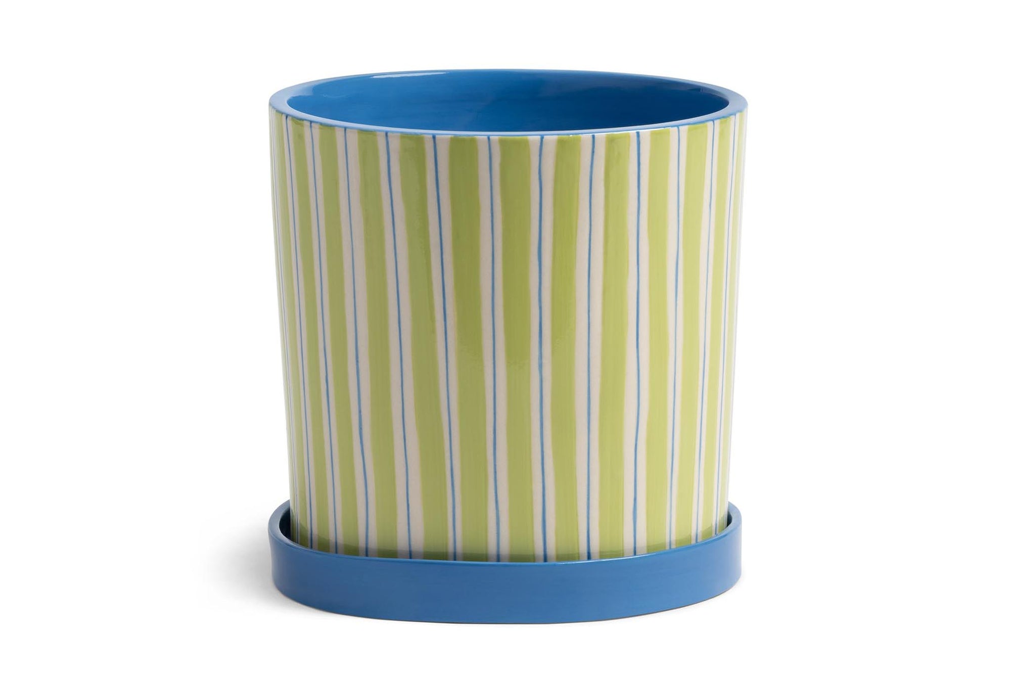 オランダ・アムステルダム発のインテリアブランド&Klevering（アンド・クレベリング）は、1992年の創業以来、「デザインを最優先に」という理念のもと、カラフルで個性的なホームアクセサリーを展開しています。アムステルダムらしいオリジナリティを大切にし、どんな空間にも調和しながらも印象的な存在感を放つデザインが魅力です。&Kleveringのアイテムは、自宅用としてはもちろん、贈り物にも最適です。コレクションはすべてチームで丁寧に作り上げられ、現代アートやヴィンテージスタイルからインスピレーションを受けたユニークでタイムレスなデザインを追求しています。また、「Buro Berger」というブランド名でも著名なアーティストとのコラボレーションを行い、革新性と伝統を両立しながら、常に新しい驚きを届けています。