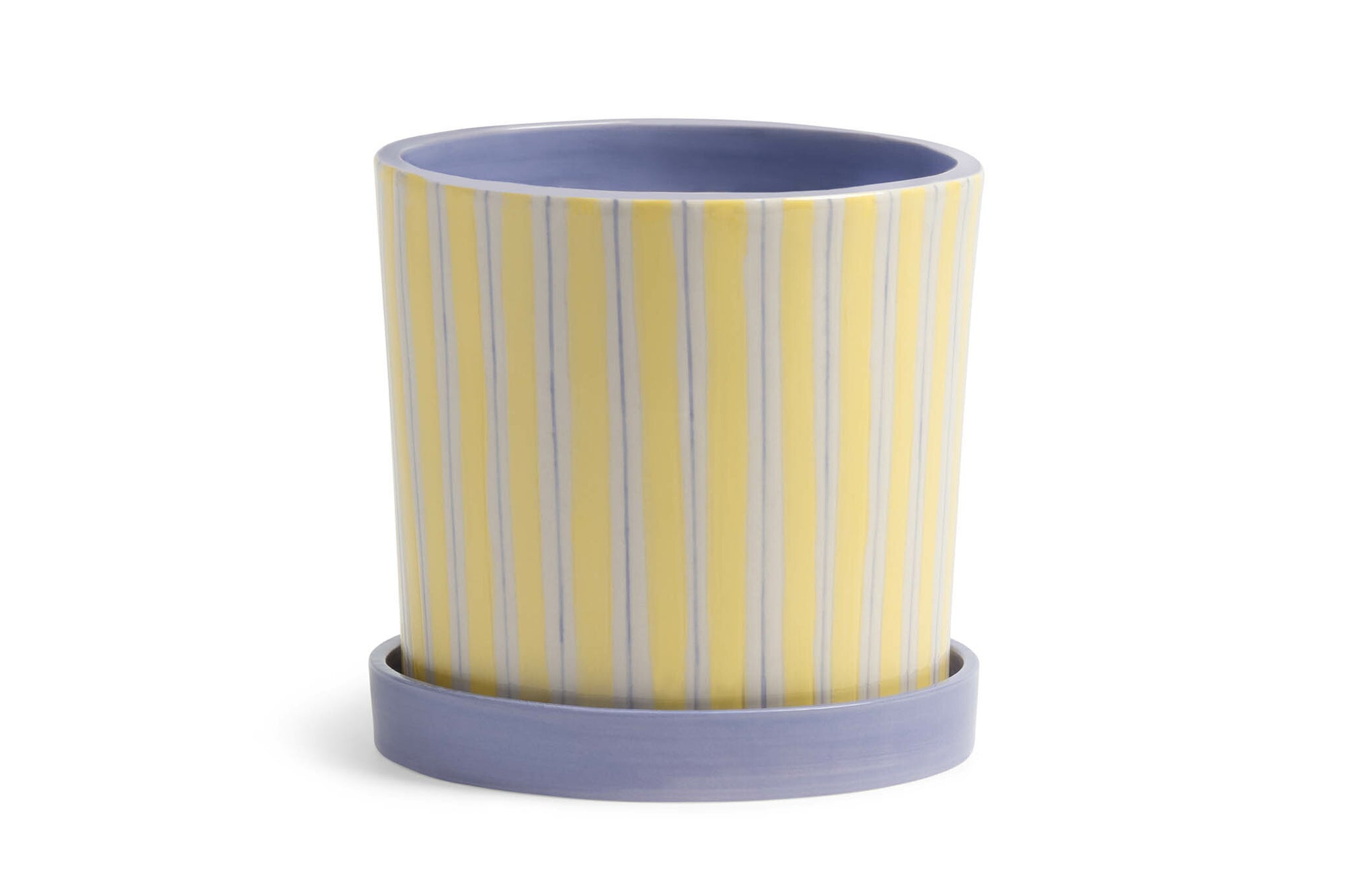 オランダ・アムステルダム発のインテリアブランド&Klevering（アンド・クレベリング）は、1992年の創業以来、「デザインを最優先に」という理念のもと、カラフルで個性的なホームアクセサリーを展開しています。アムステルダムらしいオリジナリティを大切にし、どんな空間にも調和しながらも印象的な存在感を放つデザインが魅力です。&Kleveringのアイテムは、自宅用としてはもちろん、贈り物にも最適です。コレクションはすべてチームで丁寧に作り上げられ、現代アートやヴィンテージスタイルからインスピレーションを受けたユニークでタイムレスなデザインを追求しています。また、「Buro Berger」というブランド名でも著名なアーティストとのコラボレーションを行い、革新性と伝統を両立しながら、常に新しい驚きを届けています。