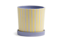 オランダ・アムステルダム発のインテリアブランド&Klevering（アンド・クレベリング）は、1992年の創業以来、「デザインを最優先に」という理念のもと、カラフルで個性的なホームアクセサリーを展開しています。アムステルダムらしいオリジナリティを大切にし、どんな空間にも調和しながらも印象的な存在感を放つデザインが魅力です。&Kleveringのアイテムは、自宅用としてはもちろん、贈り物にも最適です。コレクションはすべてチームで丁寧に作り上げられ、現代アートやヴィンテージスタイルからインスピレーションを受けたユニークでタイムレスなデザインを追求しています。また、「Buro Berger」というブランド名でも著名なアーティストとのコラボレーションを行い、革新性と伝統を両立しながら、常に新しい驚きを届けています。