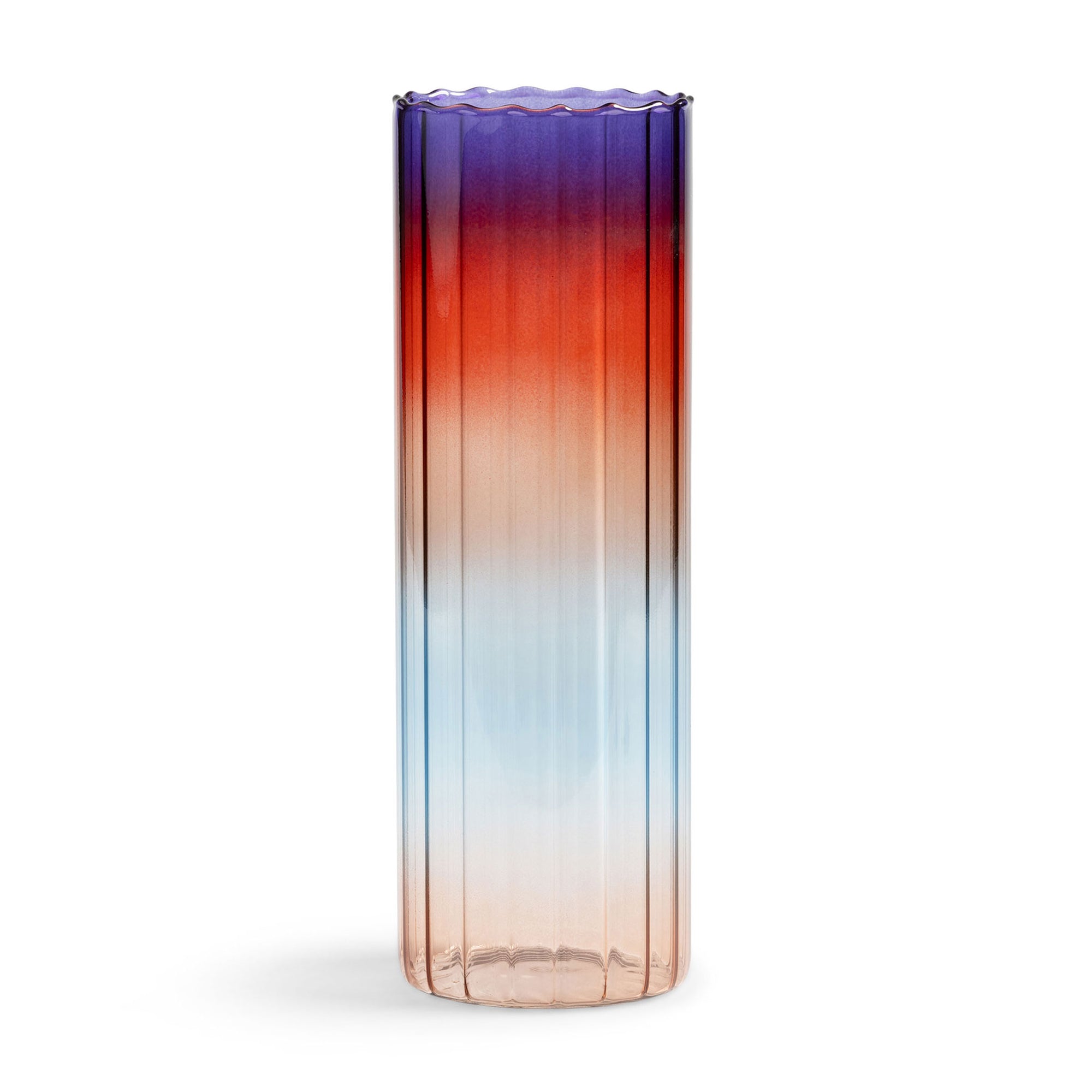 オランダ・アムステルダム発のインテリアブランド&Klevering（アンド・クレベリング）は、1992年の創業以来、「デザインを最優先に」という理念のもと、カラフルで個性的なホームアクセサリーを展開しています。アムステルダムらしいオリジナリティを大切にし、どんな空間にも調和しながらも印象的な存在感を放つデザインが魅力です。&Kleveringのアイテムは、自宅用としてはもちろん、贈り物にも最適です。コレクションはすべてチームで丁寧に作り上げられ、現代アートやヴィンテージスタイルからインスピレーションを受けたユニークでタイムレスなデザインを追求しています。また、「Buro Berger」というブランド名でも著名なアーティストとのコラボレーションを行い、革新性と伝統を両立しながら、常に新しい驚きを届けています。