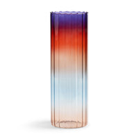 オランダ・アムステルダム発のインテリアブランド&Klevering（アンド・クレベリング）は、1992年の創業以来、「デザインを最優先に」という理念のもと、カラフルで個性的なホームアクセサリーを展開しています。アムステルダムらしいオリジナリティを大切にし、どんな空間にも調和しながらも印象的な存在感を放つデザインが魅力です。&Kleveringのアイテムは、自宅用としてはもちろん、贈り物にも最適です。コレクションはすべてチームで丁寧に作り上げられ、現代アートやヴィンテージスタイルからインスピレーションを受けたユニークでタイムレスなデザインを追求しています。また、「Buro Berger」というブランド名でも著名なアーティストとのコラボレーションを行い、革新性と伝統を両立しながら、常に新しい驚きを届けています。