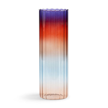 オランダ・アムステルダム発のインテリアブランド&Klevering（アンド・クレベリング）は、1992年の創業以来、「デザインを最優先に」という理念のもと、カラフルで個性的なホームアクセサリーを展開しています。アムステルダムらしいオリジナリティを大切にし、どんな空間にも調和しながらも印象的な存在感を放つデザインが魅力です。&Kleveringのアイテムは、自宅用としてはもちろん、贈り物にも最適です。コレクションはすべてチームで丁寧に作り上げられ、現代アートやヴィンテージスタイルからインスピレーションを受けたユニークでタイムレスなデザインを追求しています。また、「Buro Berger」というブランド名でも著名なアーティストとのコラボレーションを行い、革新性と伝統を両立しながら、常に新しい驚きを届けています。