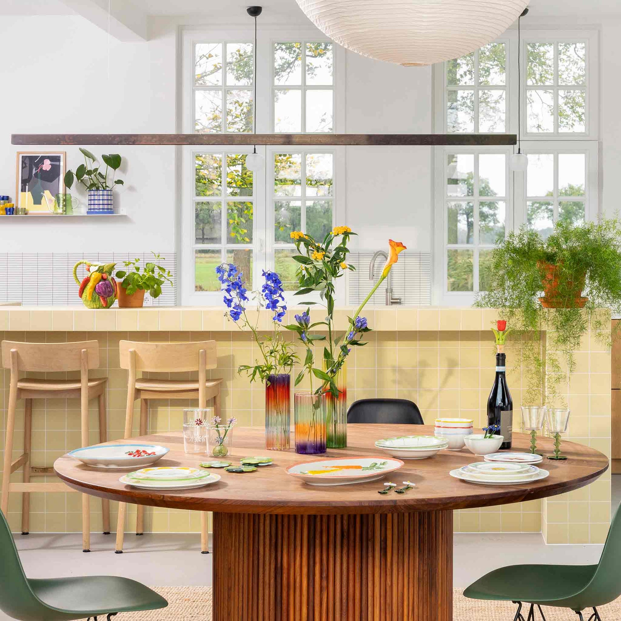 オランダ・アムステルダム発のインテリアブランド&amp;Klevering（アンド・クレベリング）は、1992年の創業以来、「デザインを最優先に」という理念のもと、カラフルで個性的なホームアクセサリーを展開しています。アムステルダムらしいオリジナリティを大切にし、どんな空間にも調和しながらも印象的な存在感を放つデザインが魅力です。&amp;Kleveringのアイテムは、自宅用としてはもちろん、贈り物にも最適です。コレクションはすべてチームで丁寧に作り上げられ、現代アートやヴィンテージスタイルからインスピレーションを受けたユニークでタイムレスなデザインを追求しています。また、「Buro Berger」というブランド名でも著名なアーティストとのコラボレーションを行い、革新性と伝統を両立しながら、常に新しい驚きを届けています。