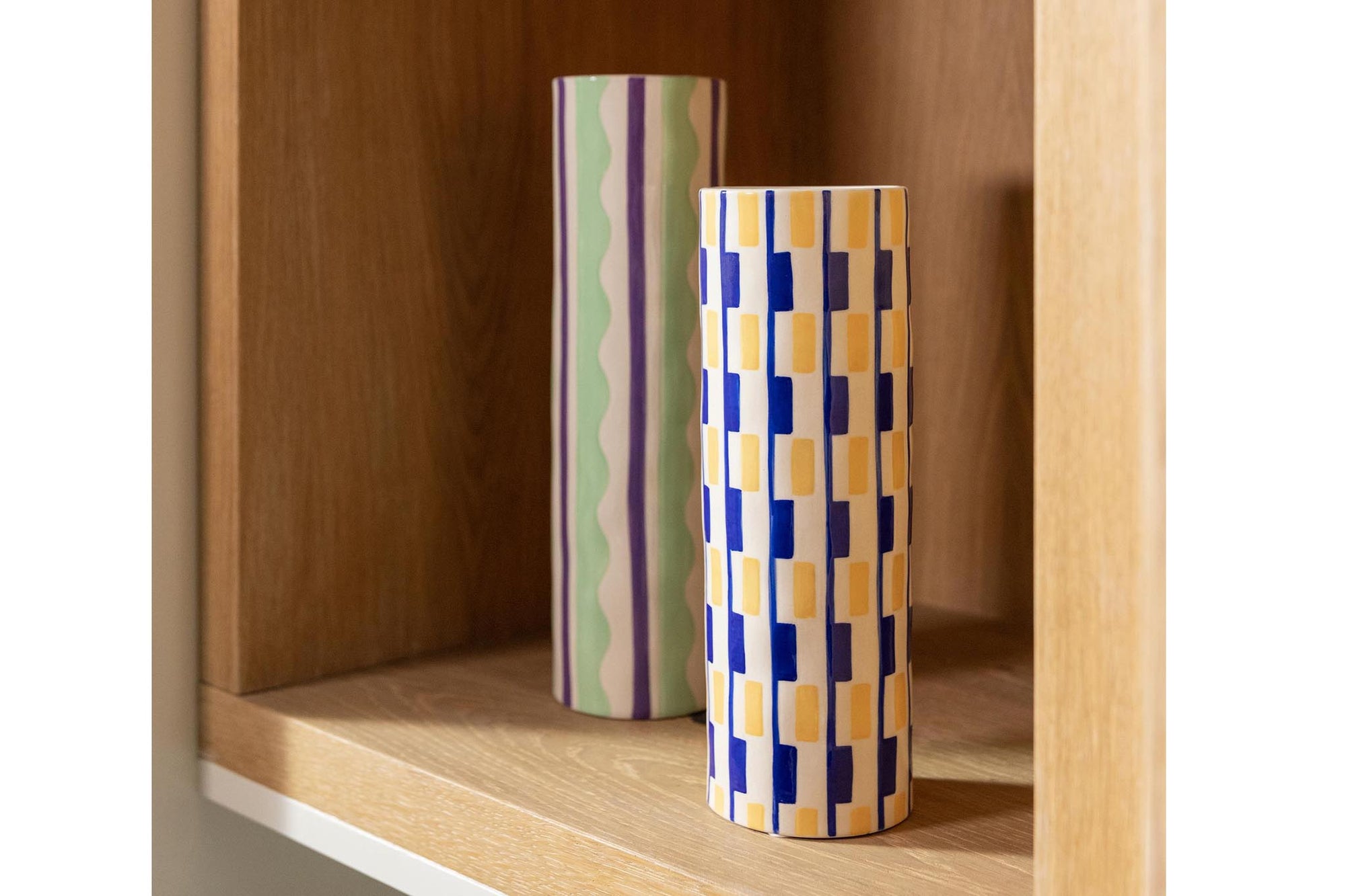 オランダ・アムステルダム発のインテリアブランド&amp;Klevering（アンド・クレベリング）は、1992年の創業以来、「デザインを最優先に」という理念のもと、カラフルで個性的なホームアクセサリーを展開しています。アムステルダムらしいオリジナリティを大切にし、どんな空間にも調和しながらも印象的な存在感を放つデザインが魅力です。&amp;Kleveringのアイテムは、自宅用としてはもちろん、贈り物にも最適です。コレクションはすべてチームで丁寧に作り上げられ、現代アートやヴィンテージスタイルからインスピレーションを受けたユニークでタイムレスなデザインを追求しています。また、「Buro Berger」というブランド名でも著名なアーティストとのコラボレーションを行い、革新性と伝統を両立しながら、常に新しい驚きを届けています。