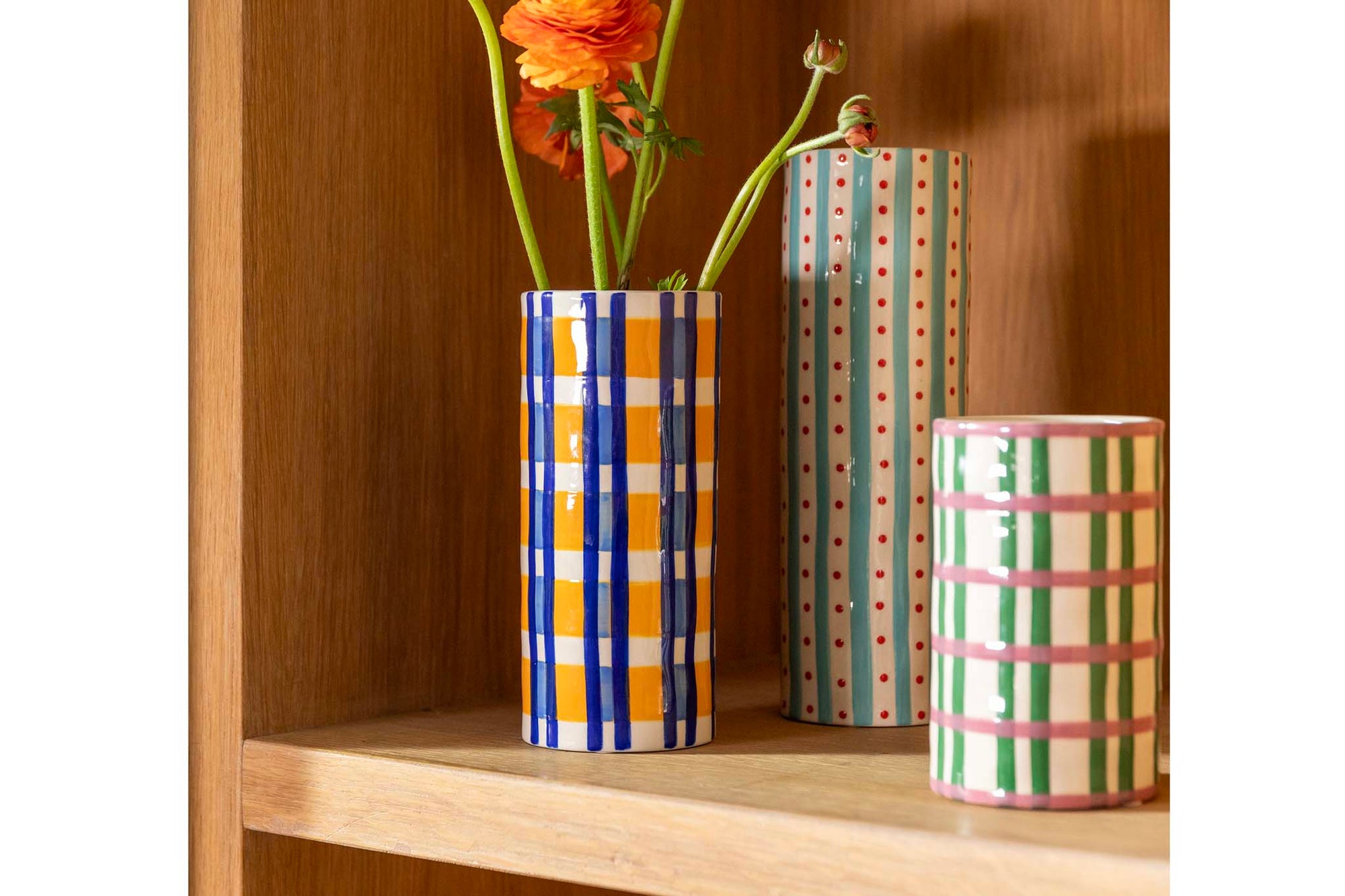 オランダ・アムステルダム発のインテリアブランド&Klevering（アンド・クレベリング）は、1992年の創業以来、「デザインを最優先に」という理念のもと、カラフルで個性的なホームアクセサリーを展開しています。アムステルダムらしいオリジナリティを大切にし、どんな空間にも調和しながらも印象的な存在感を放つデザインが魅力です。&Kleveringのアイテムは、自宅用としてはもちろん、贈り物にも最適です。コレクションはすべてチームで丁寧に作り上げられ、現代アートやヴィンテージスタイルからインスピレーションを受けたユニークでタイムレスなデザインを追求しています。また、「Buro Berger」というブランド名でも著名なアーティストとのコラボレーションを行い、革新性と伝統を両立しながら、常に新しい驚きを届けています。