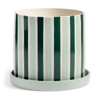 オランダ・アムステルダム発のインテリアブランド&Klevering（アンド・クレベリング）は、1992年の創業以来、「デザインを最優先に」という理念のもと、カラフルで個性的なホームアクセサリーを展開しています。アムステルダムらしいオリジナリティを大切にし、どんな空間にも調和しながらも印象的な存在感を放つデザインが魅力です。&Kleveringのアイテムは、自宅用としてはもちろん、贈り物にも最適です。コレクションはすべてチームで丁寧に作り上げられ、現代アートやヴィンテージスタイルからインスピレーションを受けたユニークでタイムレスなデザインを追求しています。また、「Buro Berger」というブランド名でも著名なアーティストとのコラボレーションを行い、革新性と伝統を両立しながら、常に新しい驚きを届けています。