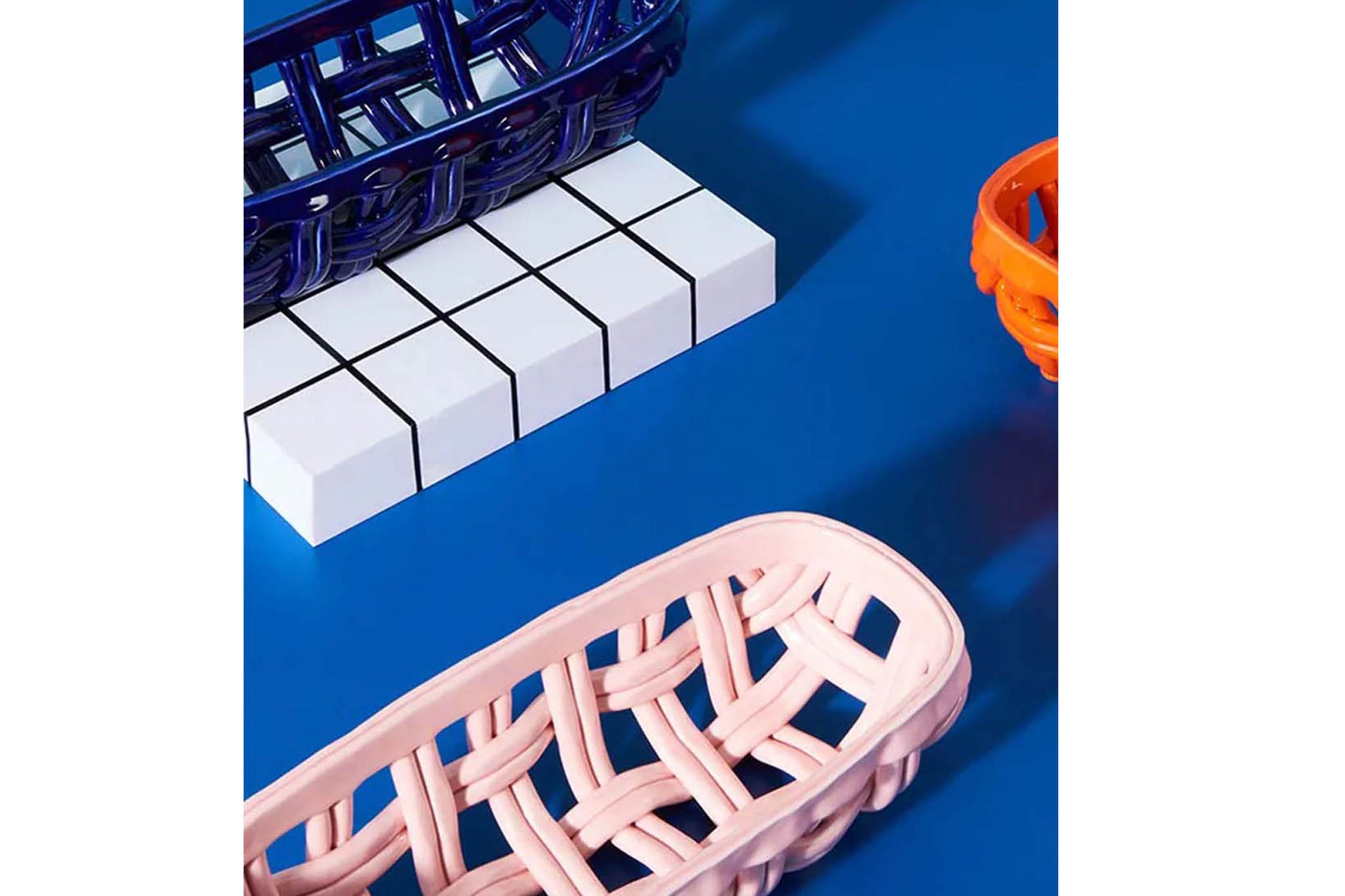 &amp;Kleveringは1992年にオランダのアムステルダムでスタートしたブランドです。&amp;Kleveringの製品はモダンでありながらクラシックであり、非常にカラフルな遊び心のあるデザインが特徴です。彼らのコレクションはより刺激的でスタイリッシュで、個性的なインテリア空間を演出してくれます。