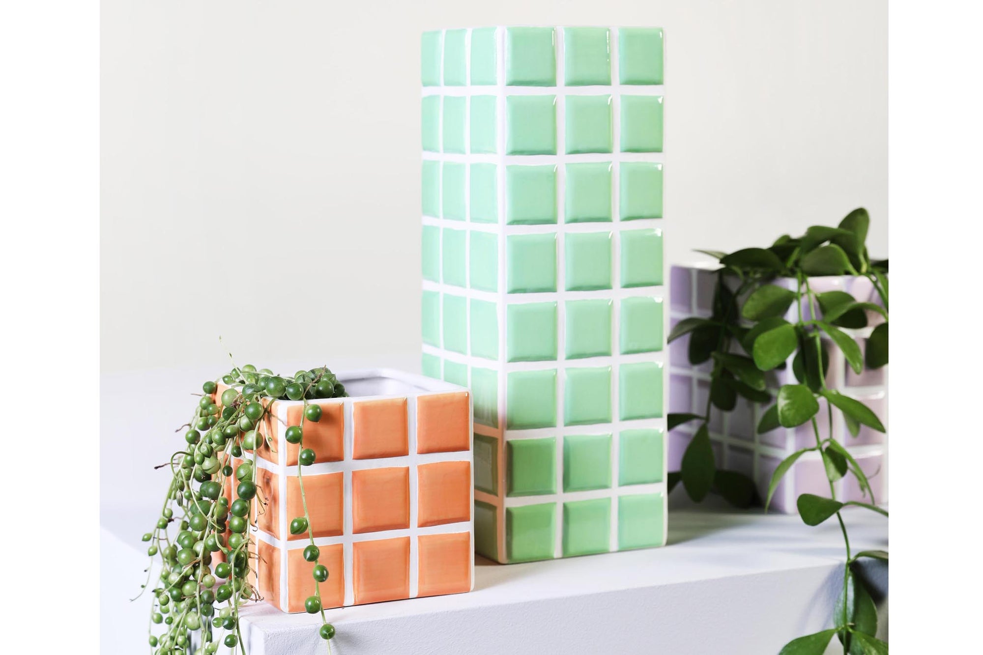 オランダ・アムステルダム発のインテリアブランド&amp;Klevering（アンド・クレベリング）は、1992年の創業以来、「デザインを最優先に」という理念のもと、カラフルで個性的なホームアクセサリーを展開しています。アムステルダムらしいオリジナリティを大切にし、どんな空間にも調和しながらも印象的な存在感を放つデザインが魅力です。&amp;Kleveringのアイテムは、自宅用としてはもちろん、贈り物にも最適です。コレクションはすべてチームで丁寧に作り上げられ、現代アートやヴィンテージスタイルからインスピレーションを受けたユニークでタイムレスなデザインを追求しています。また、「Buro Berger」というブランド名でも著名なアーティストとのコラボレーションを行い、革新性と伝統を両立しながら、常に新しい驚きを届けています。